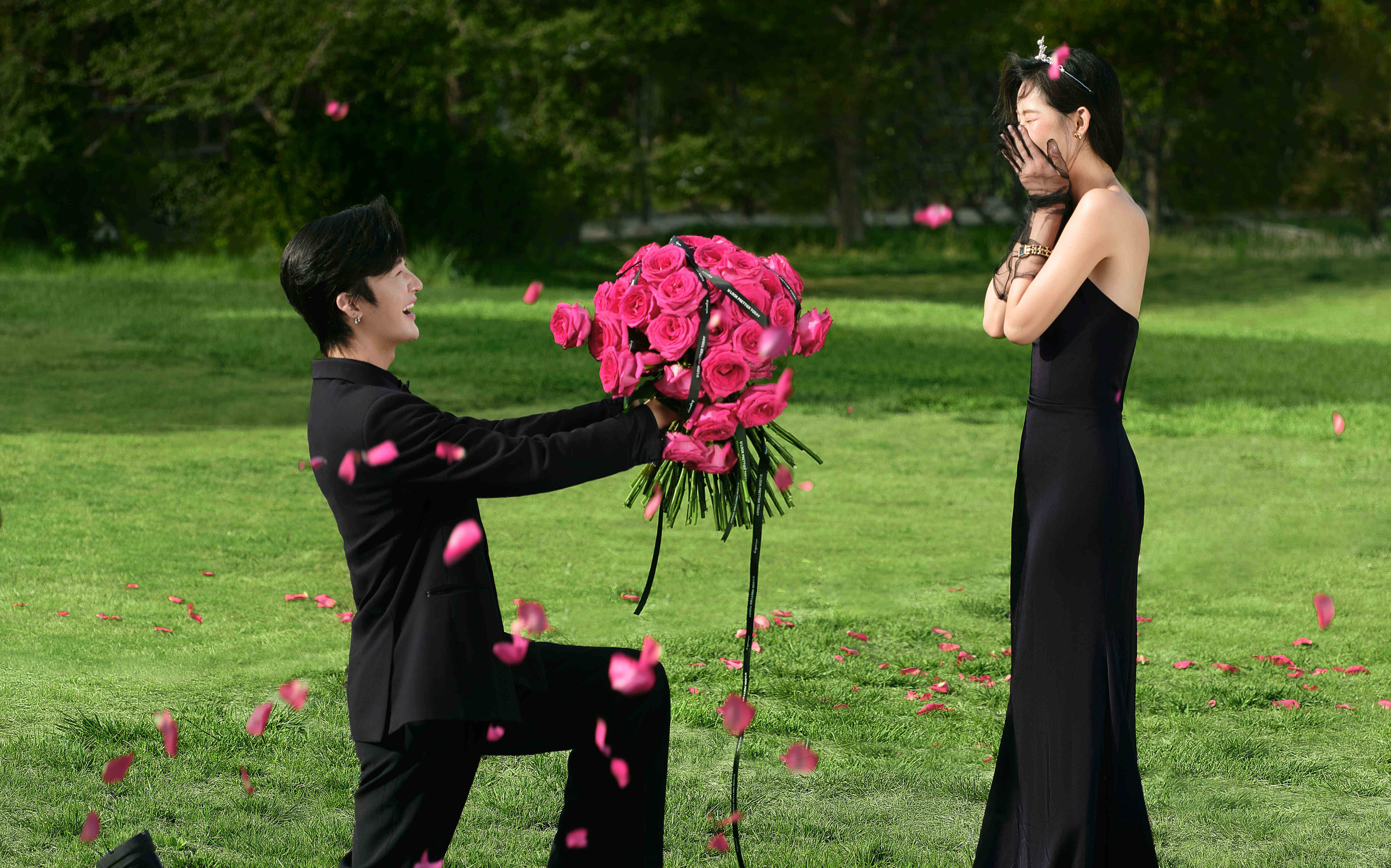 黑紗?玫瑰??電影感拉滿的草坪玫瑰婚紗照