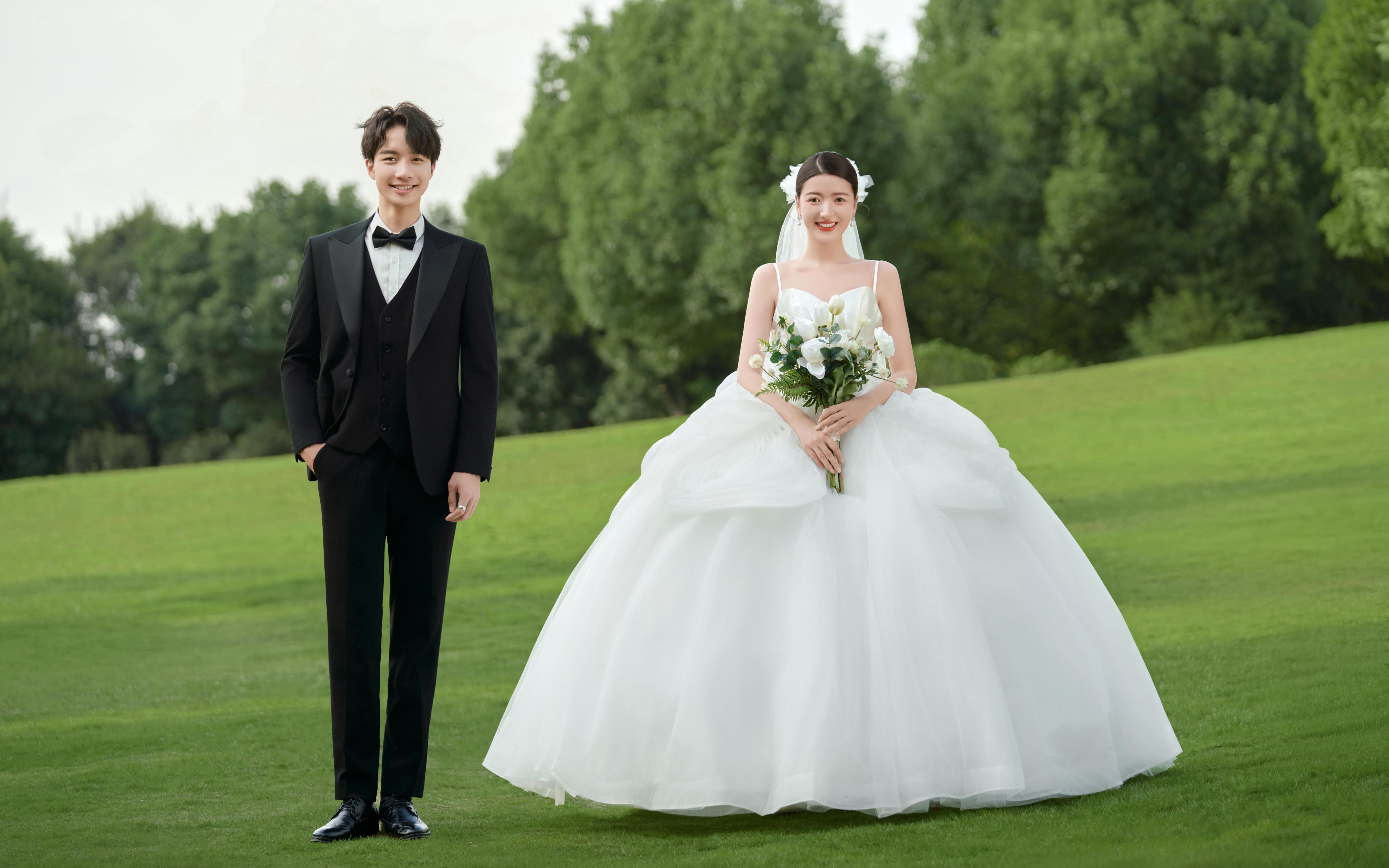 很“哇塞”的森系草坪婚紗照