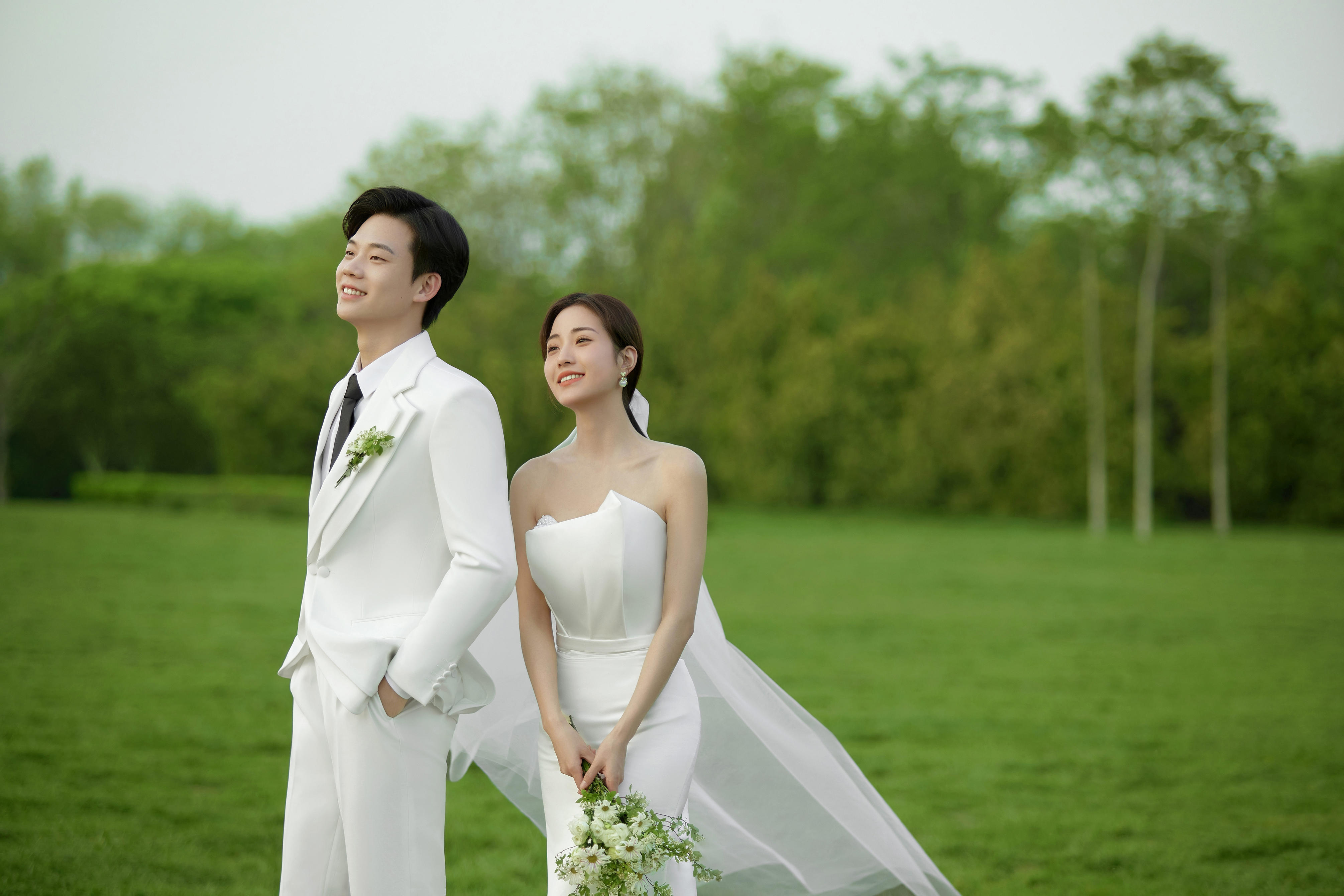 這組森系草坪婚紗照把清新拿捏的死死的