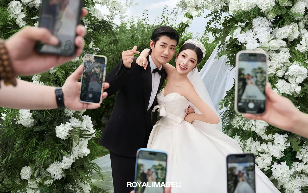 草坪上拍的太原目的地婚礼仪式感婚纱照☆简直太美啦