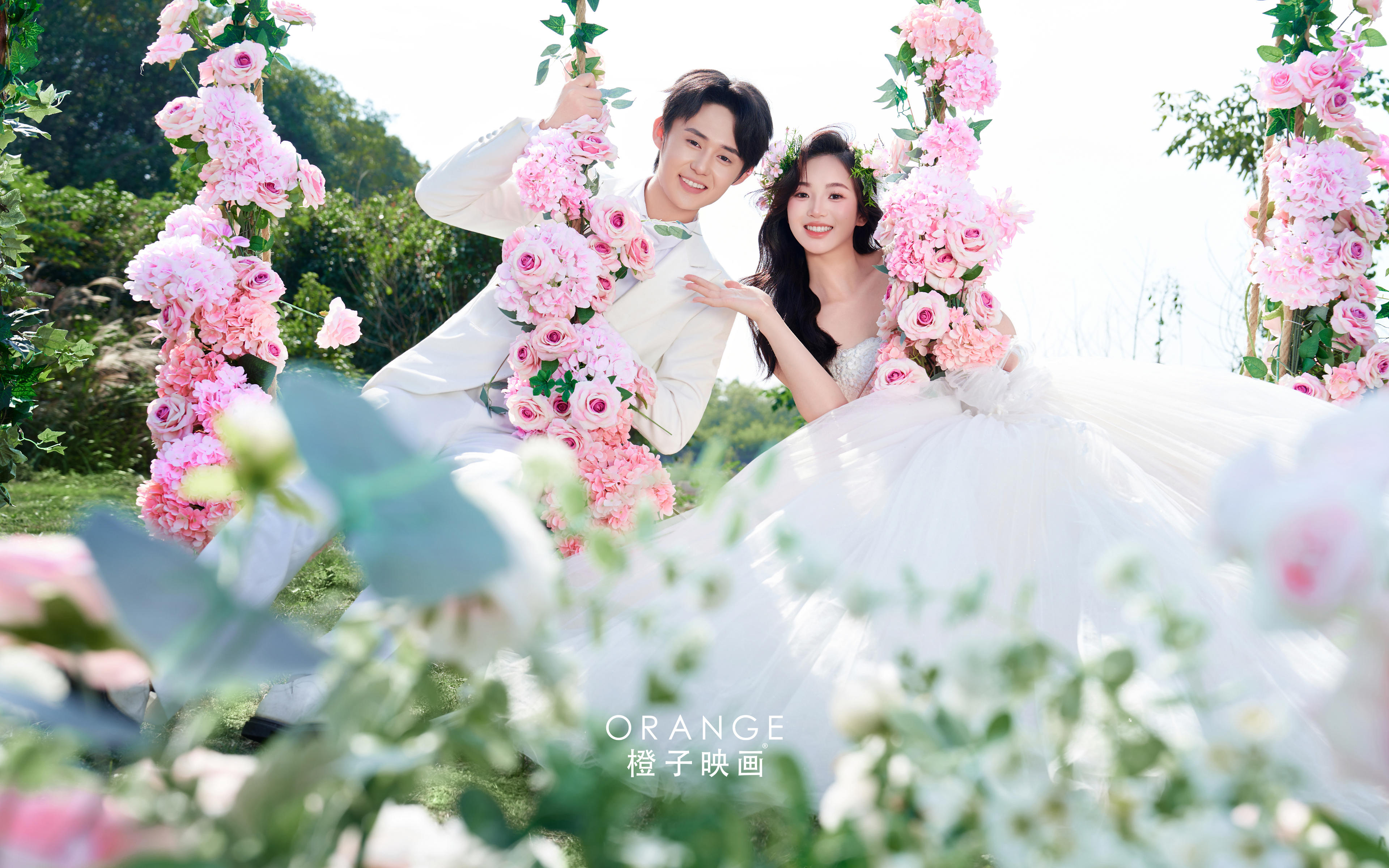 把愛寫進(jìn)花海的詩里， 落款是我們的名字??