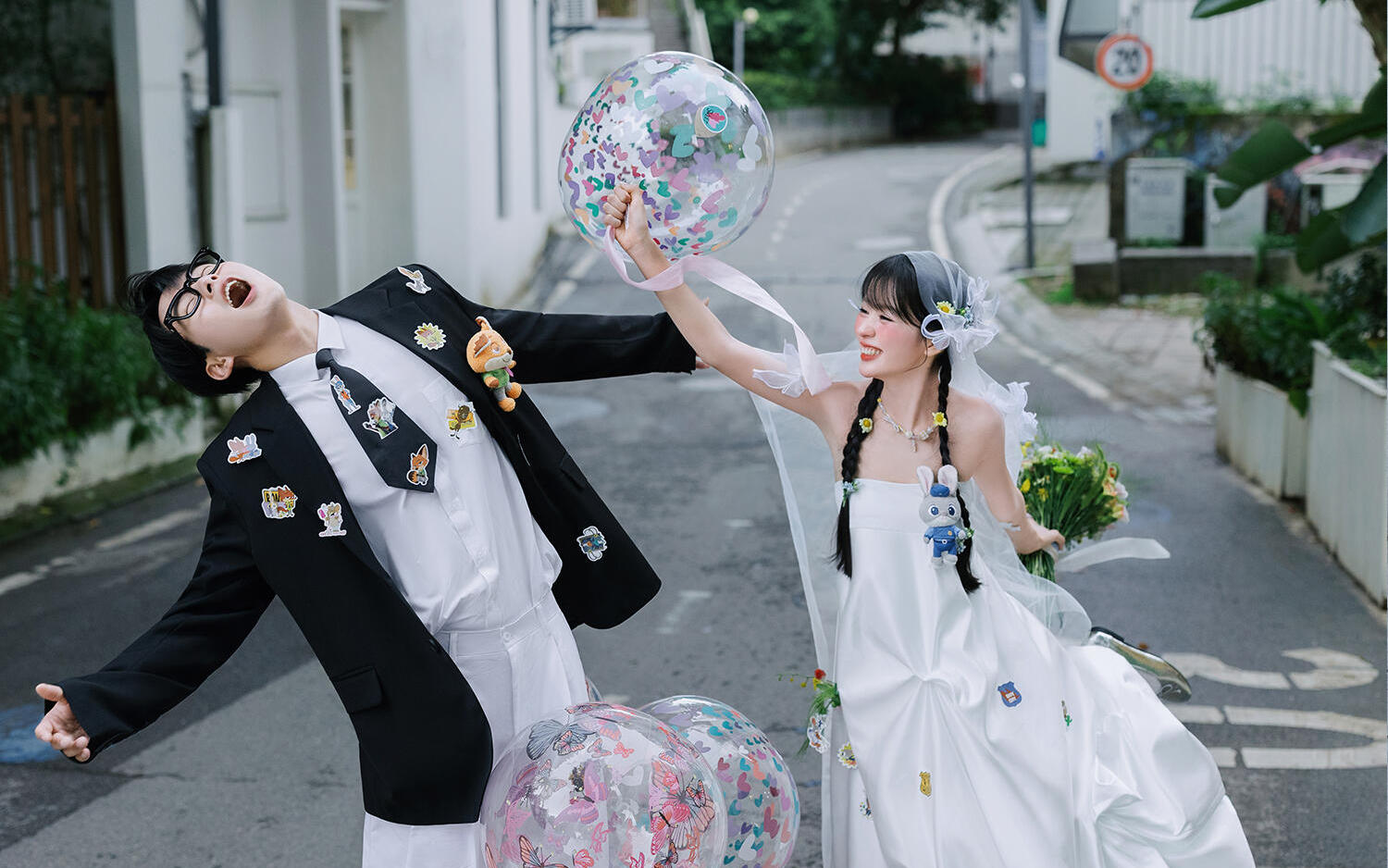 年轻人就拍点不一样🖤小众自由街拍婚纱照