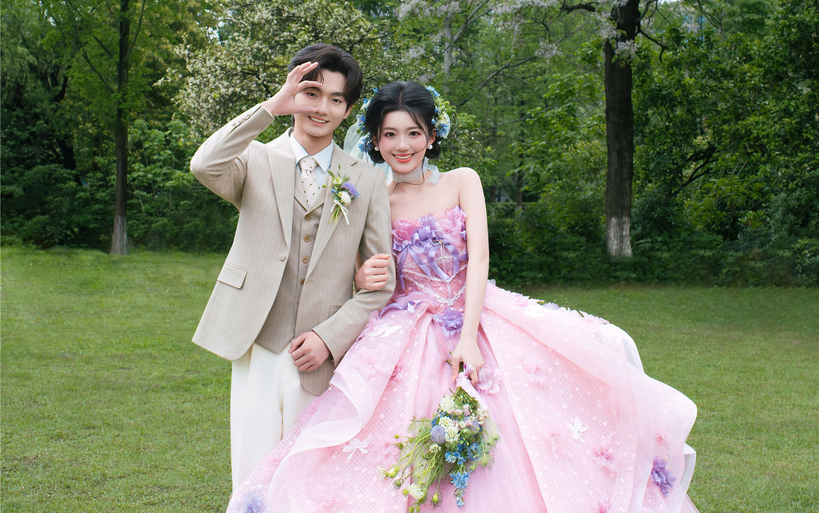 坠入凡间的童话公主本人！｜粉色草坪婚纱照也太仙了