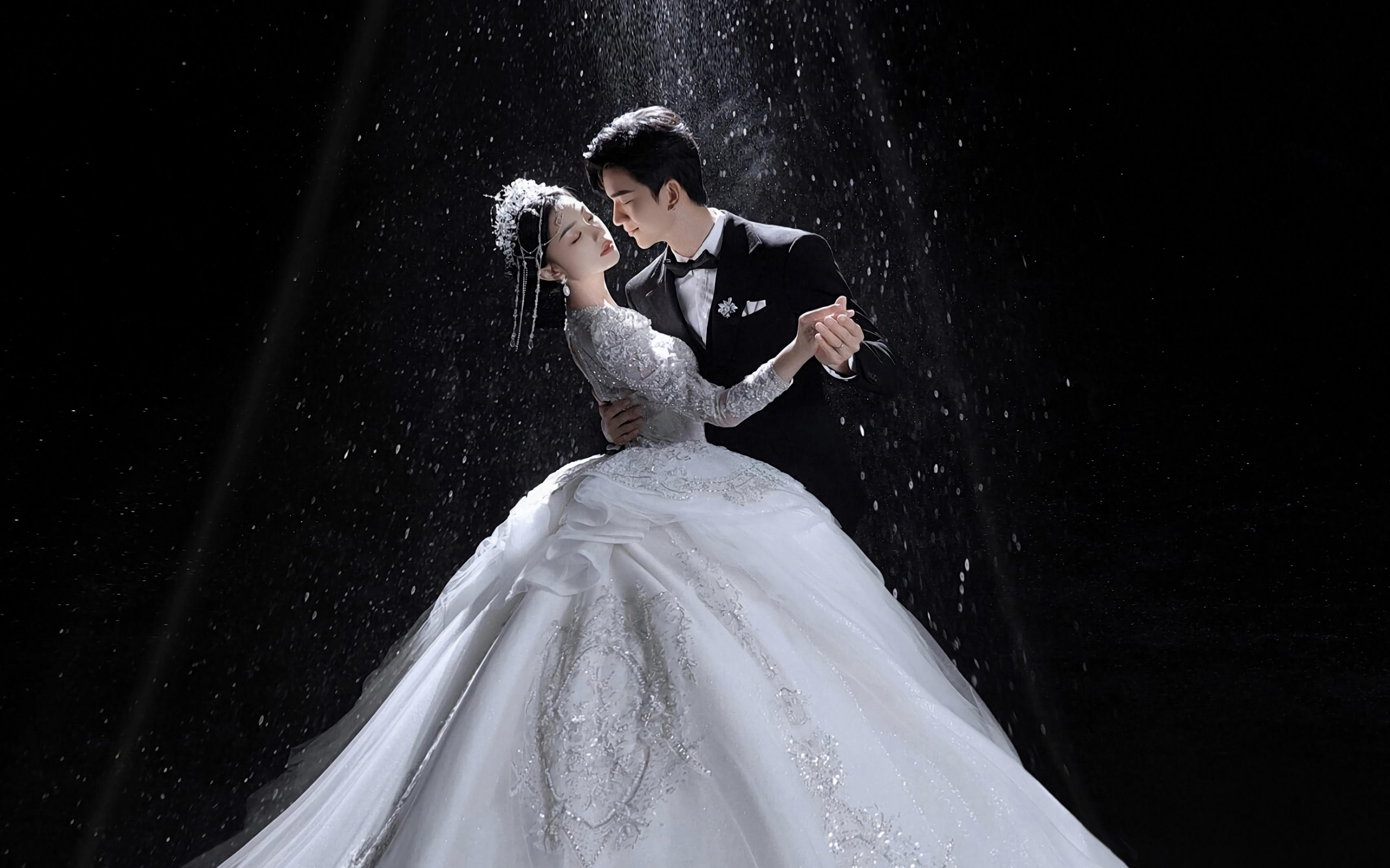 把星光和银河都穿在身上的婚纱照