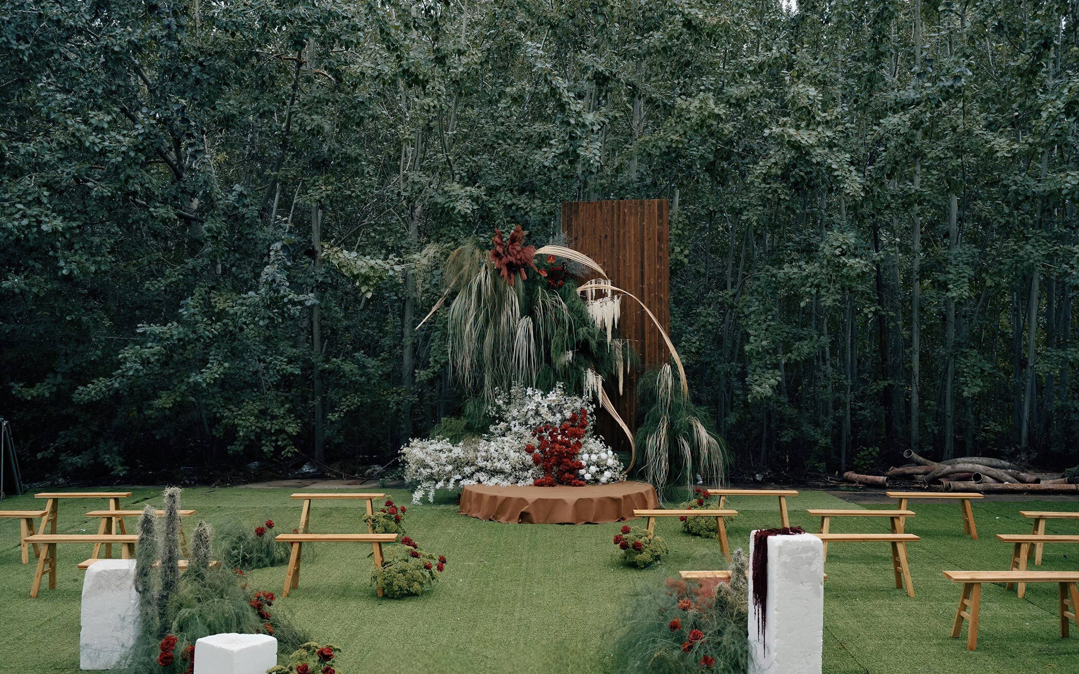 林間草坪上的溫馨婚典