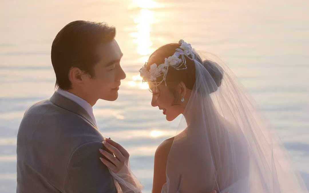 海边落日氛围下的温柔系婚纱照