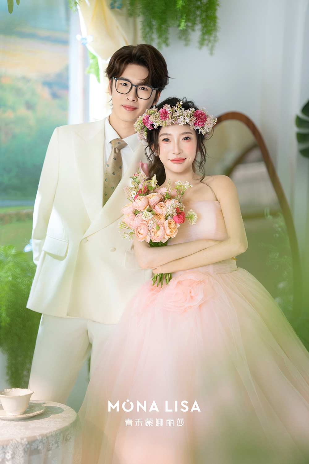 浪漫内景花园婚纱照｜粉色花朵婚纱中的幻想