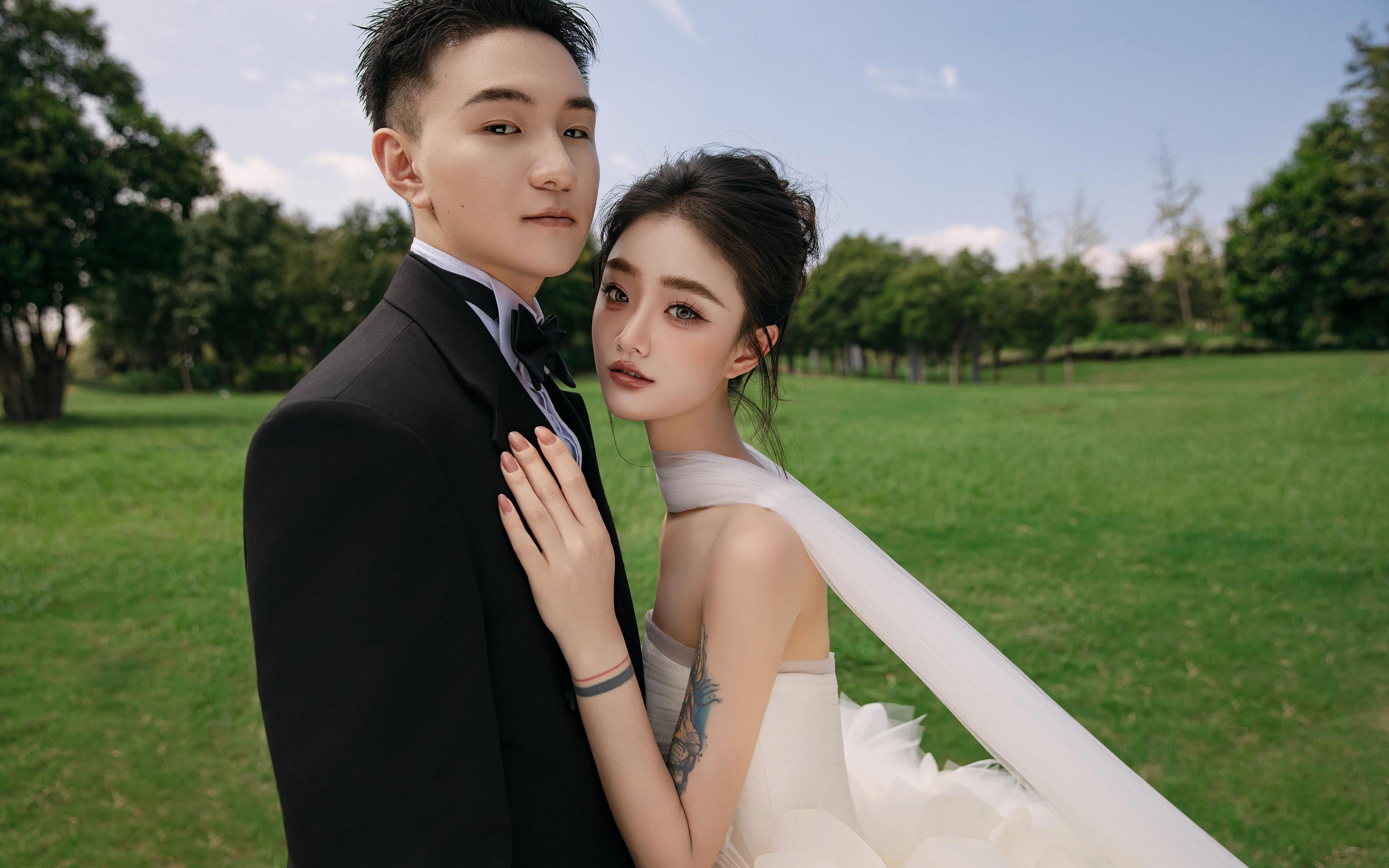 纪实风草坪婚纱照，妥妥的幸福具象化～