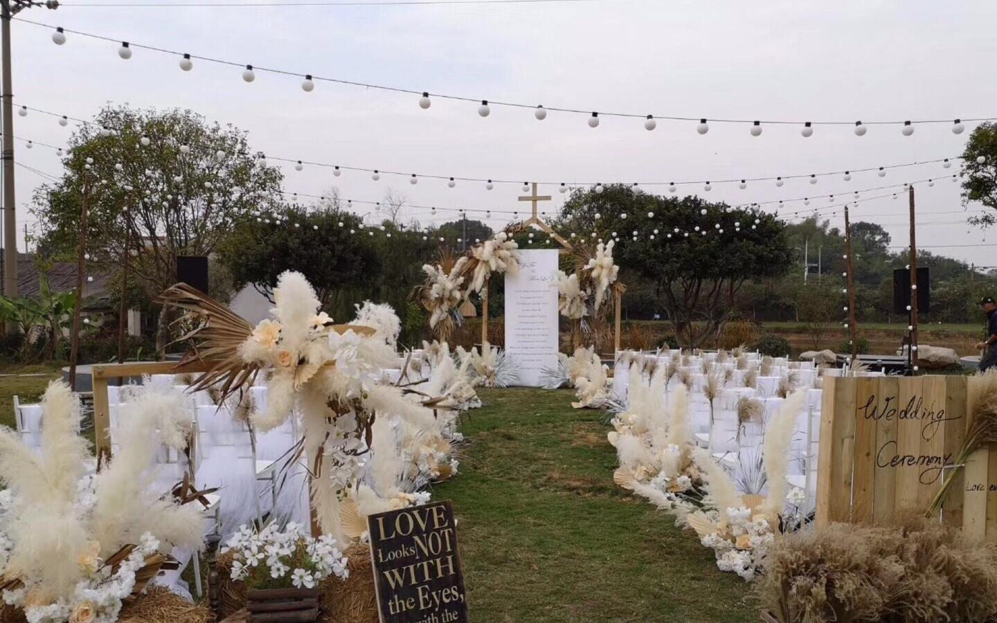 深受年轻人喜爱的户外婚礼