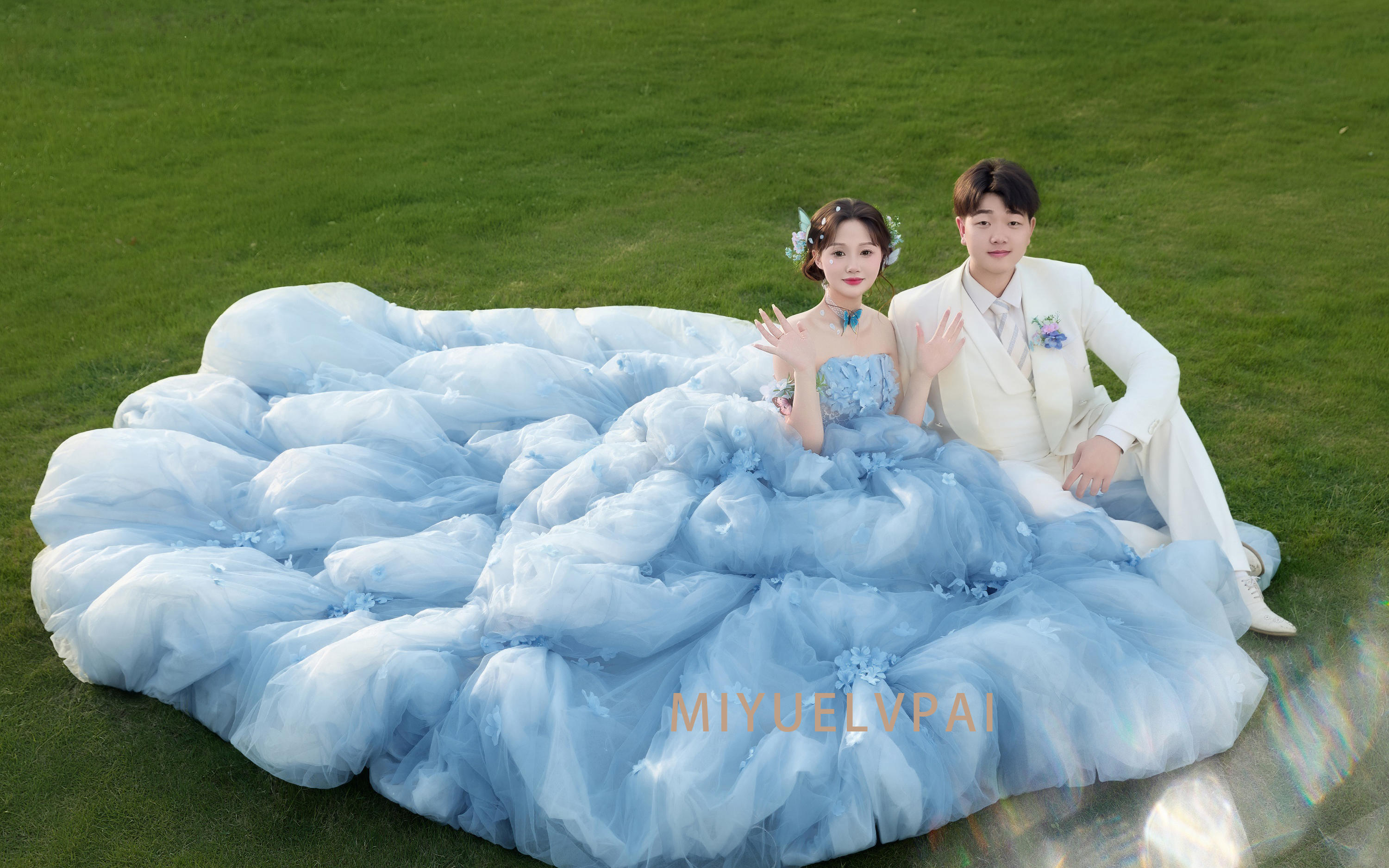 拒绝千篇一律，蓝裙在草坪上的惊艳