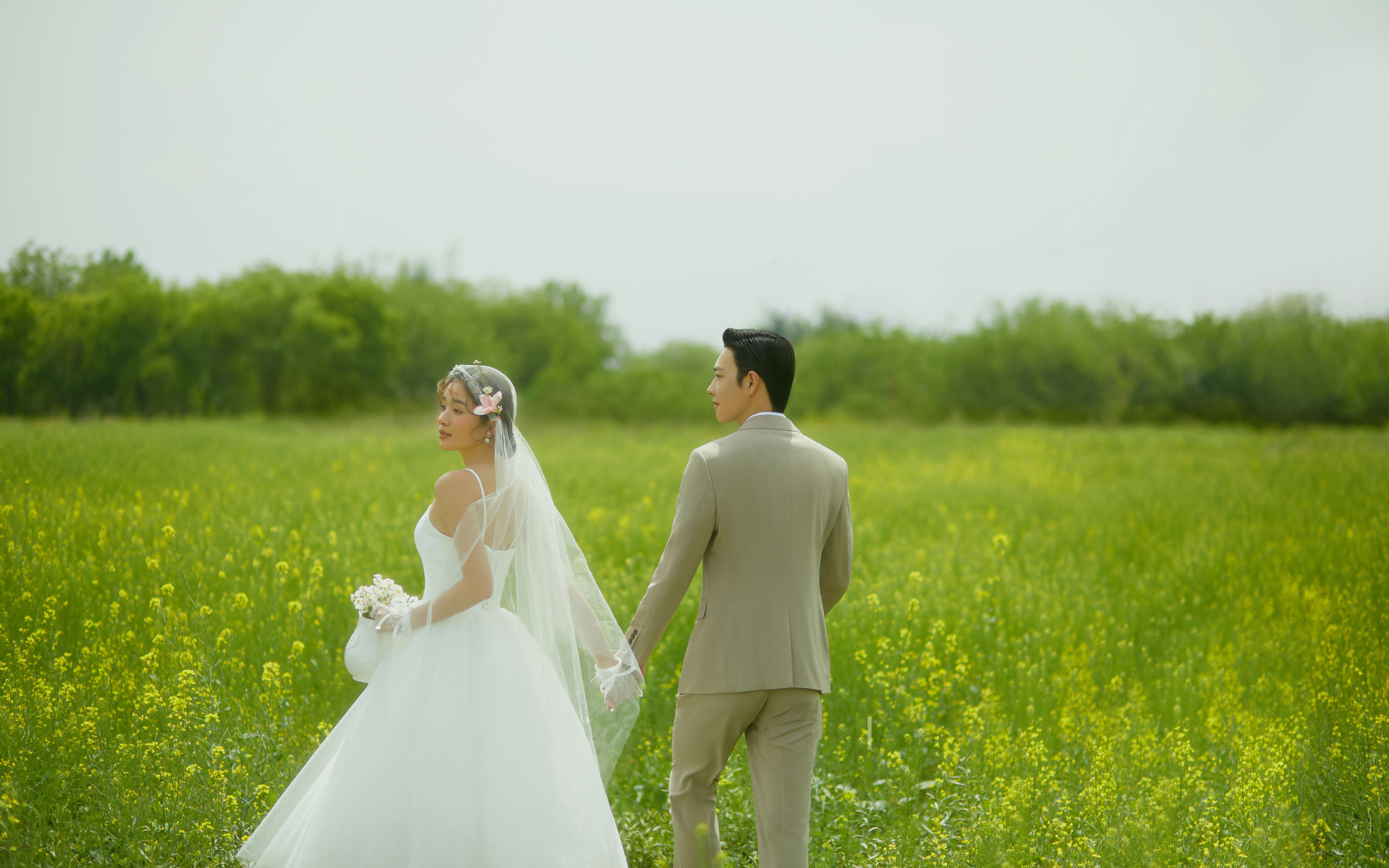 虽说油菜花季节过去很久，但是婚纱照还不过时