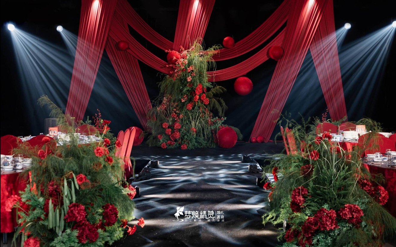 红色布幔野生感婚礼