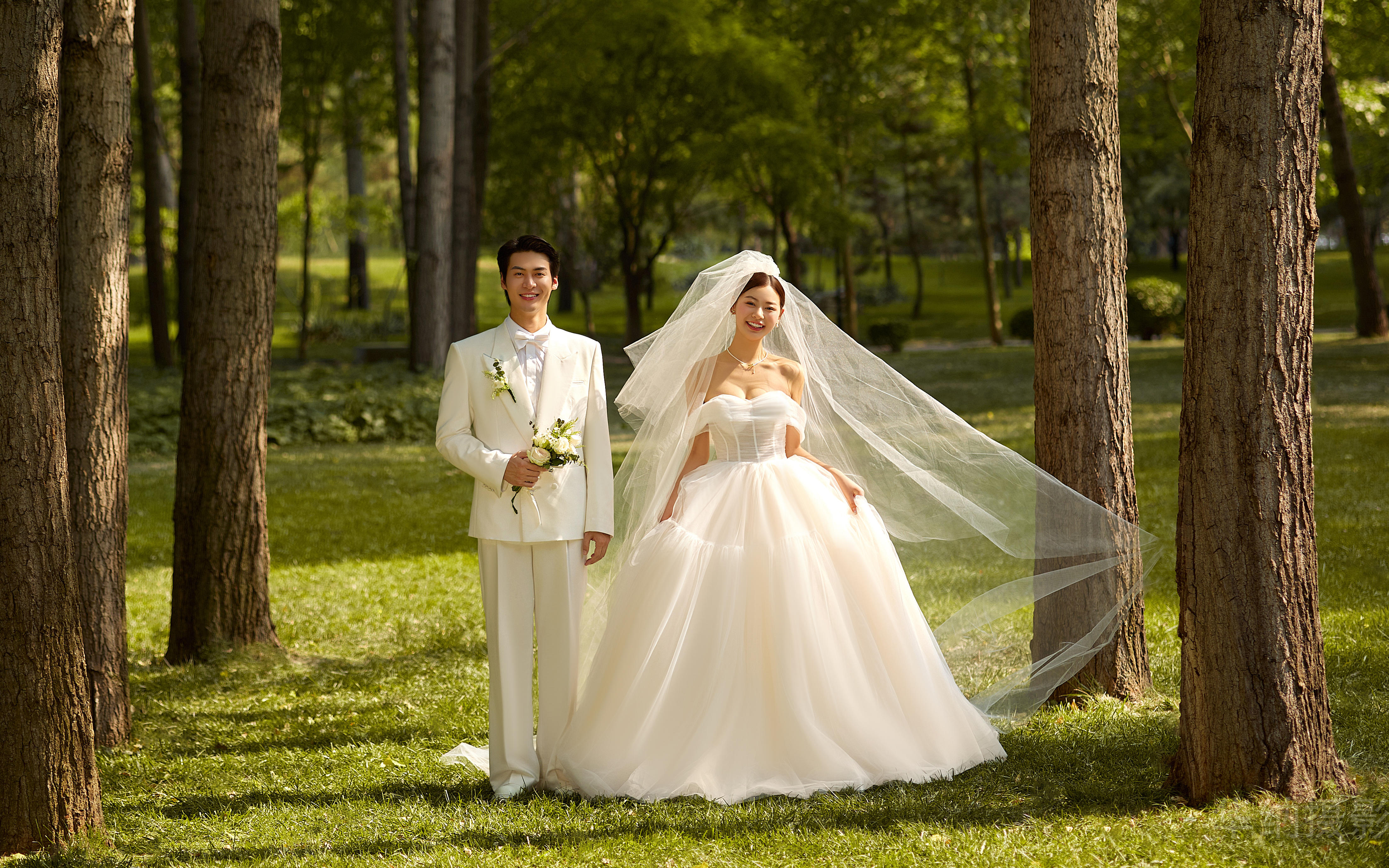 【华纳原创】专程为你而来的电影感草坪婚纱照