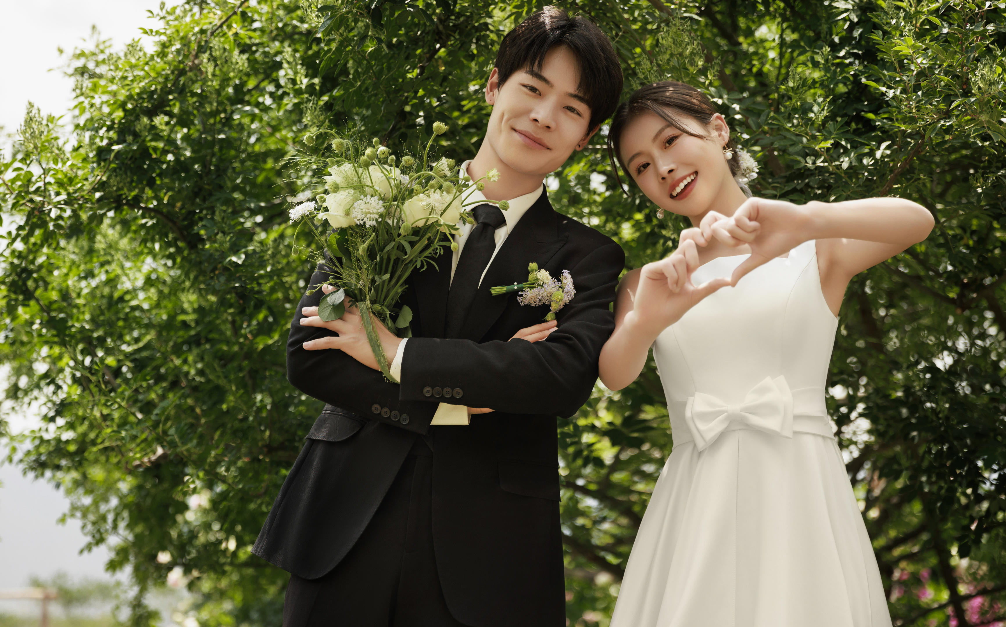 绿意盎然的夏天就应该拍一组美美的丽江森系婚纱照