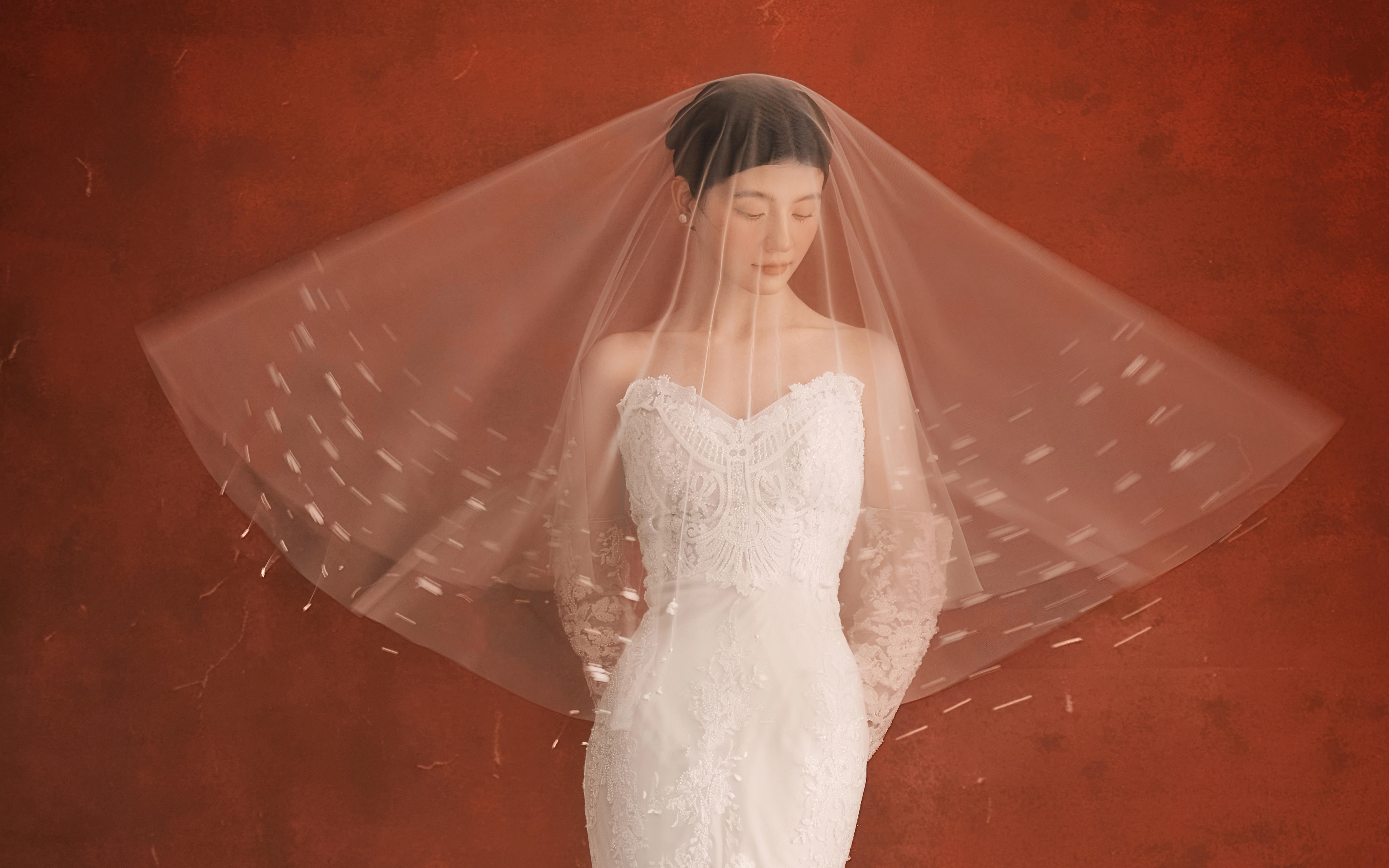 期待已久的鱼尾红色背景婚纱照真的很美❗️