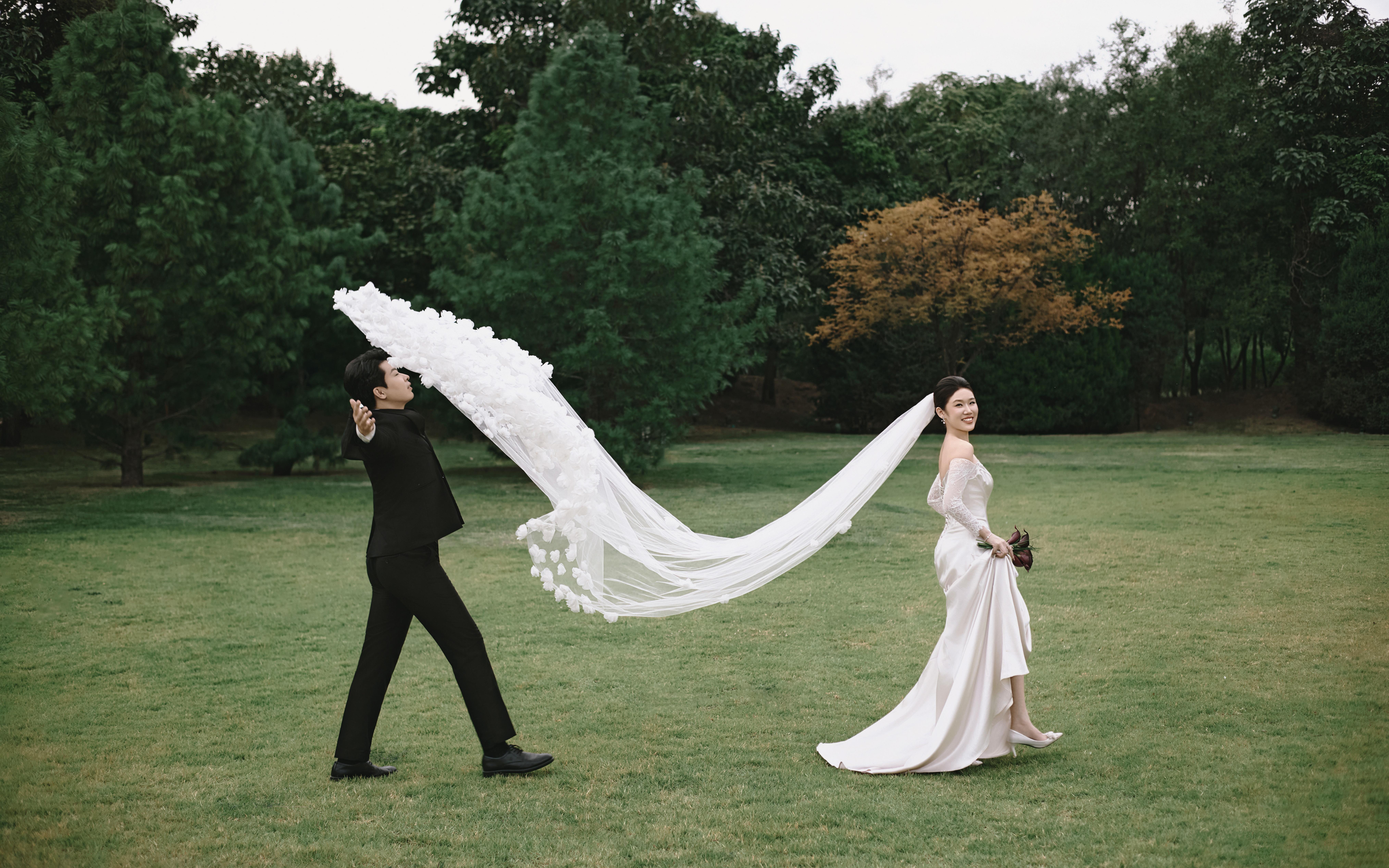 活人感满满的一组草坪婚纱照