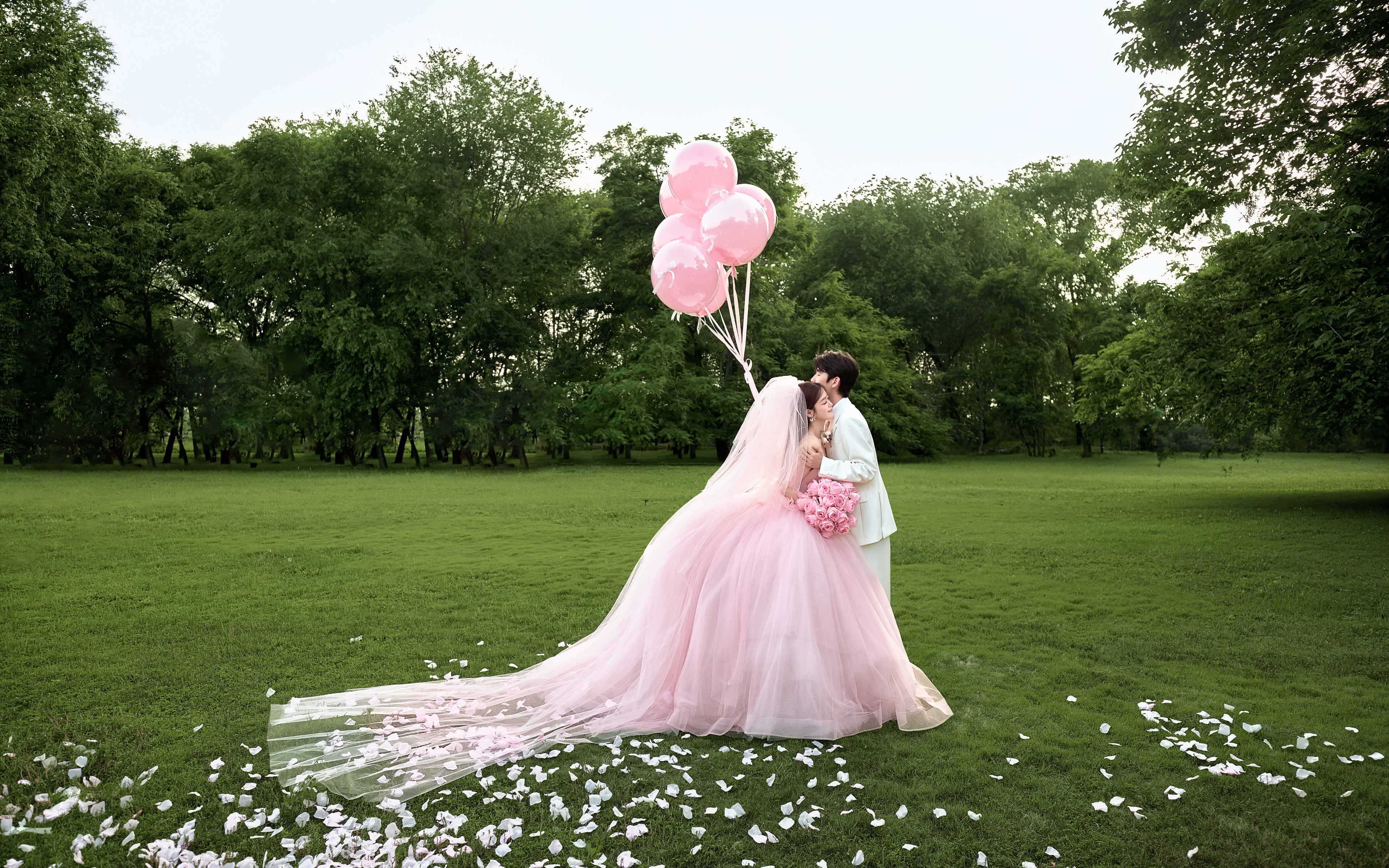 甜美粉裙森系草坪婚纱照