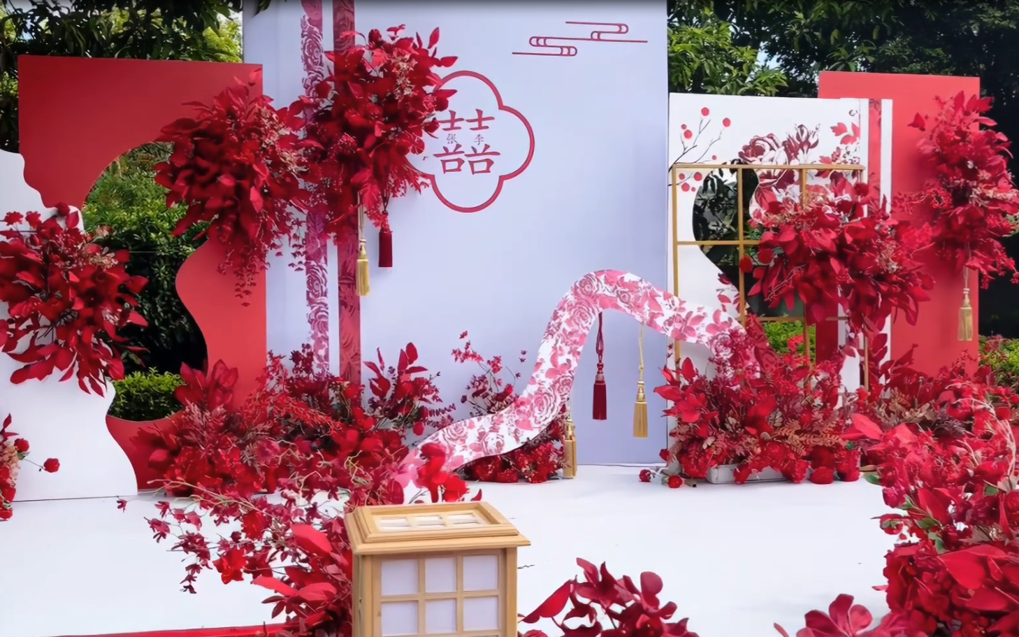 紅白簡(jiǎn)約戶外設(shè)計(jì)感婚禮