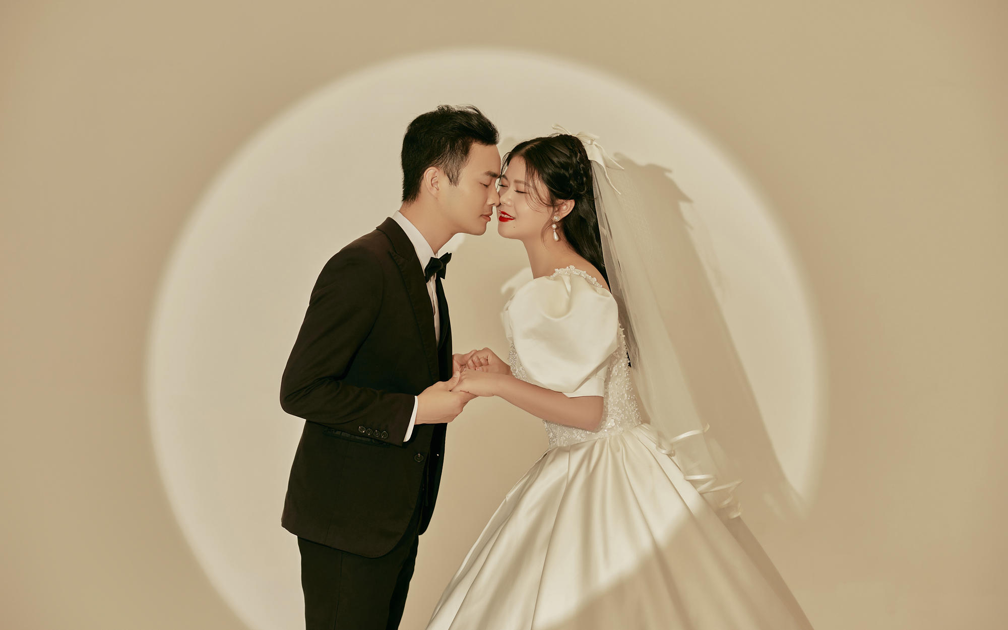 【施华洛摄影】光影主纱婚纱照，简单的高级感💍