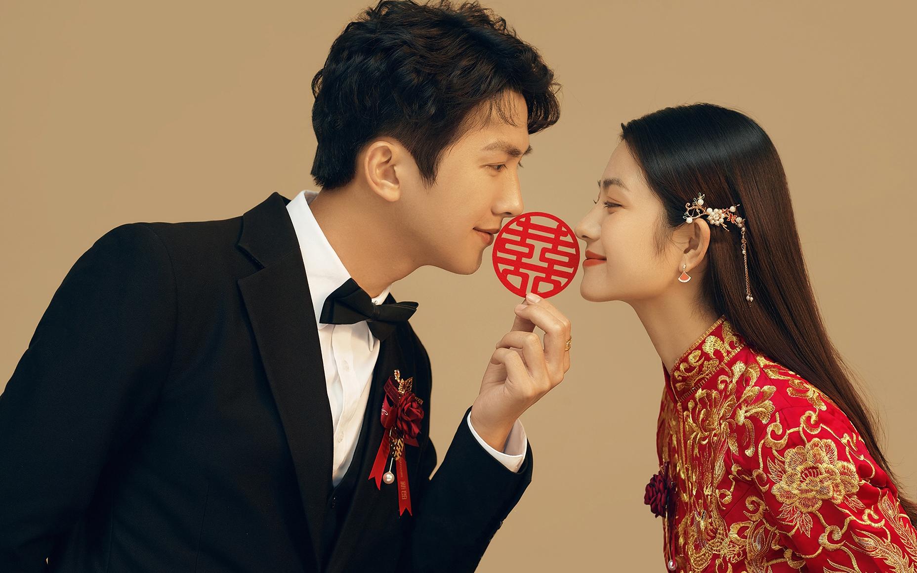 調(diào)皮中式婚紗照