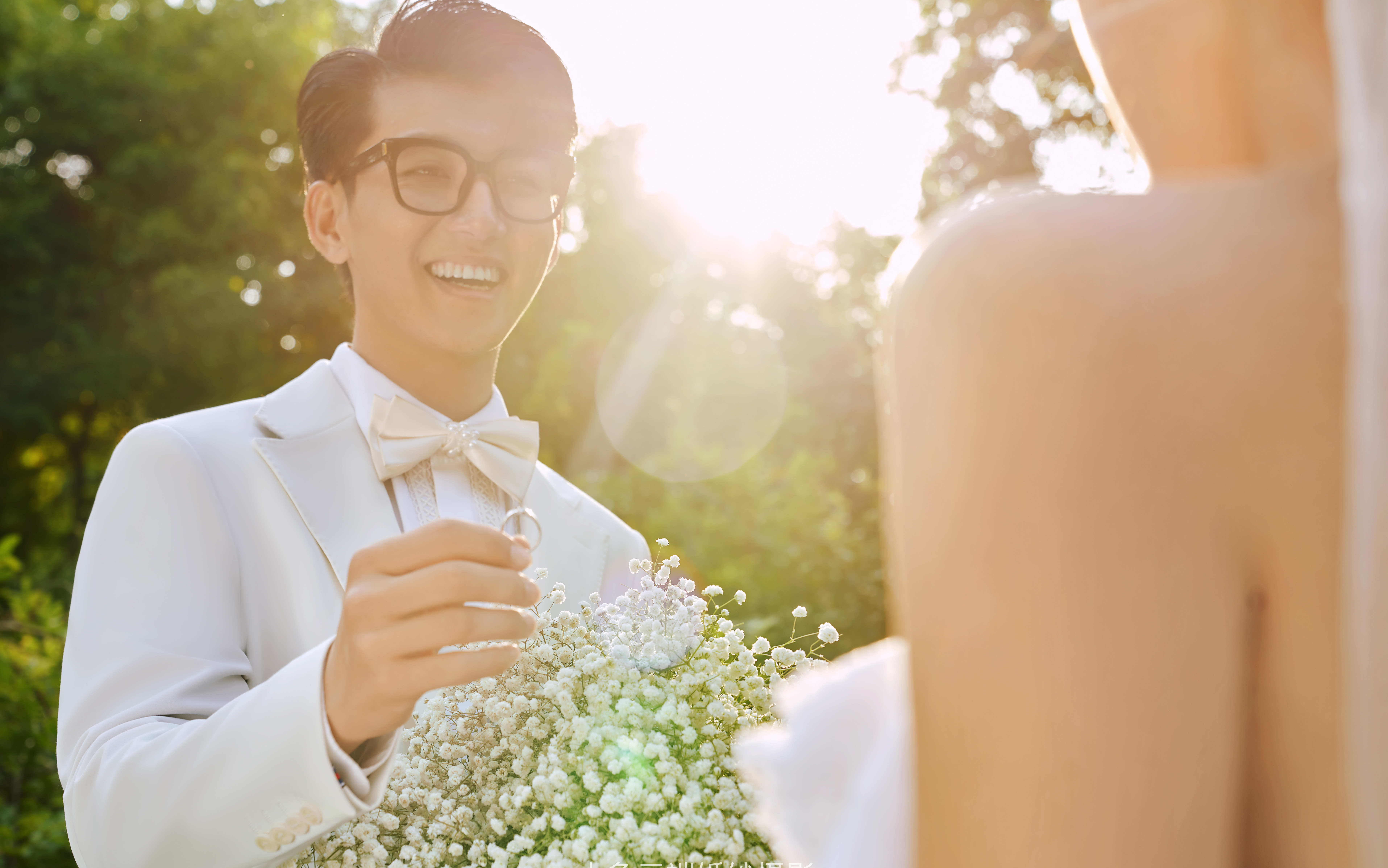 都来拍这个草坪婚纱照！氛围感让人沦陷