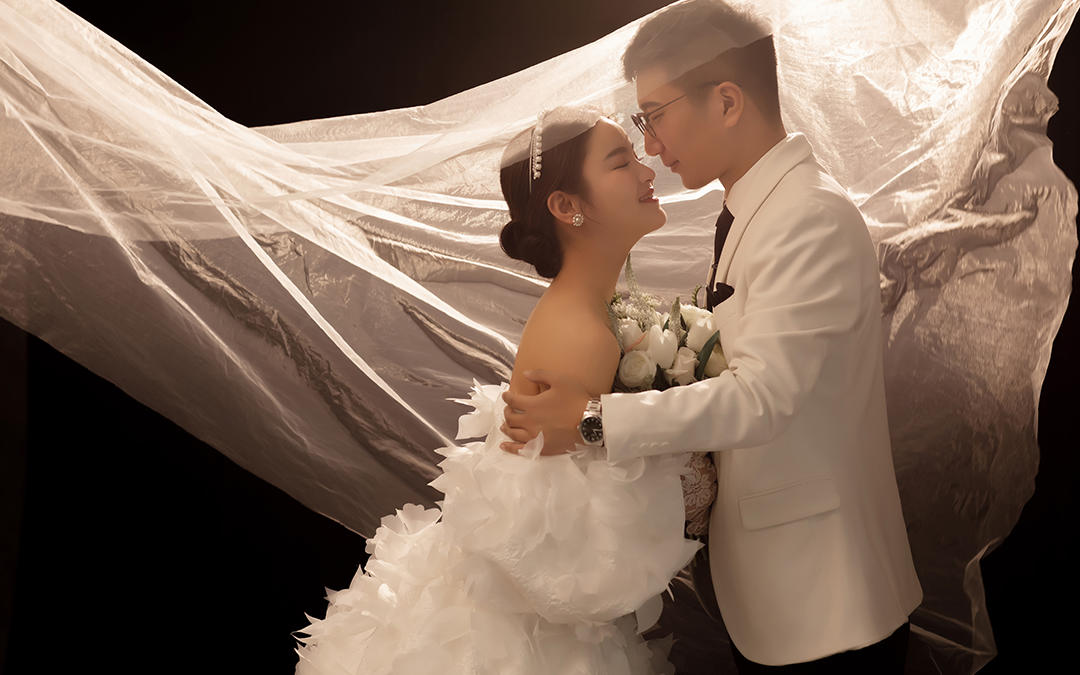 強(qiáng)推的室內(nèi)極簡(jiǎn)婚紗照，好看又不挑人！