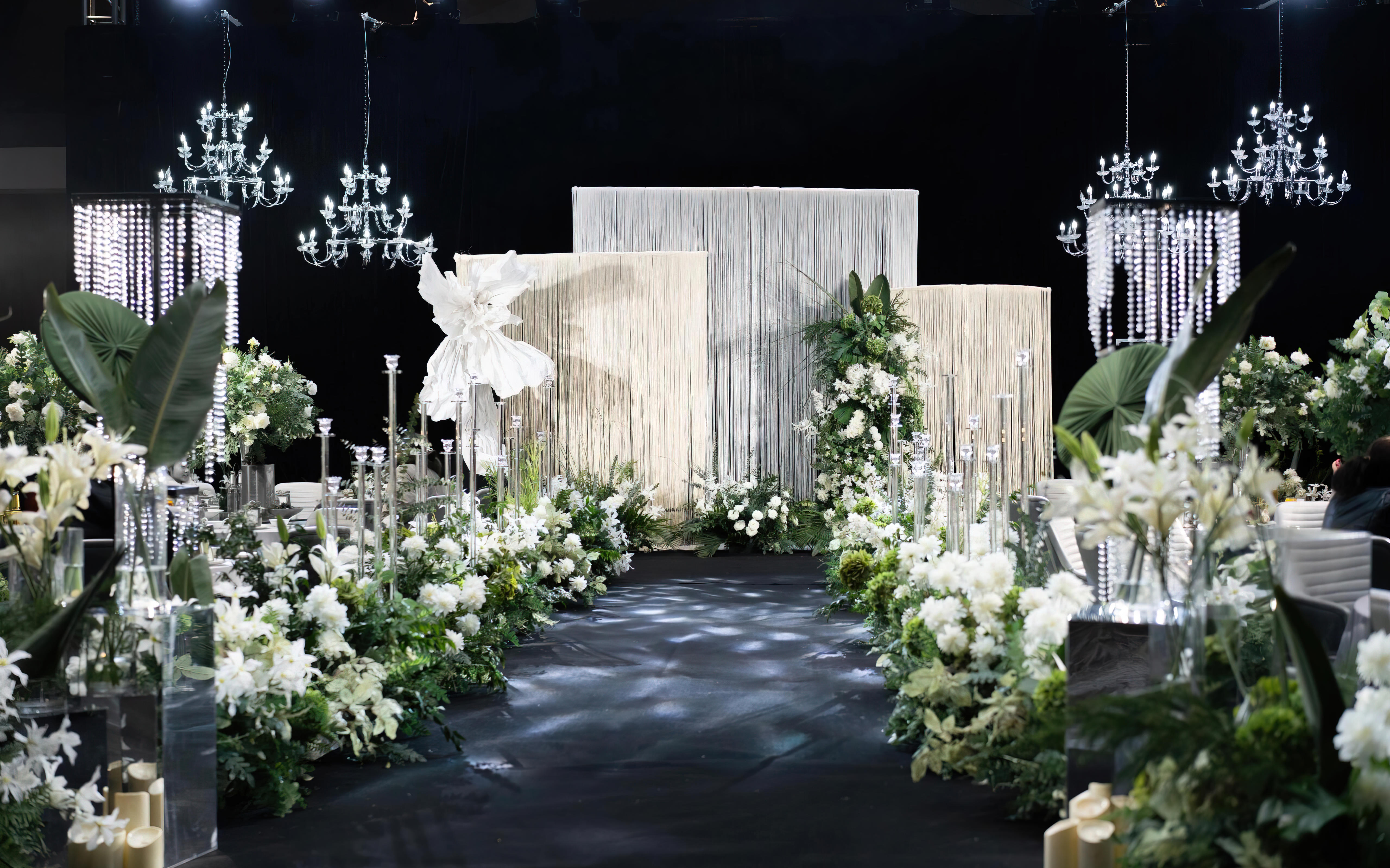 白绿线帘装点酒店婚礼现场