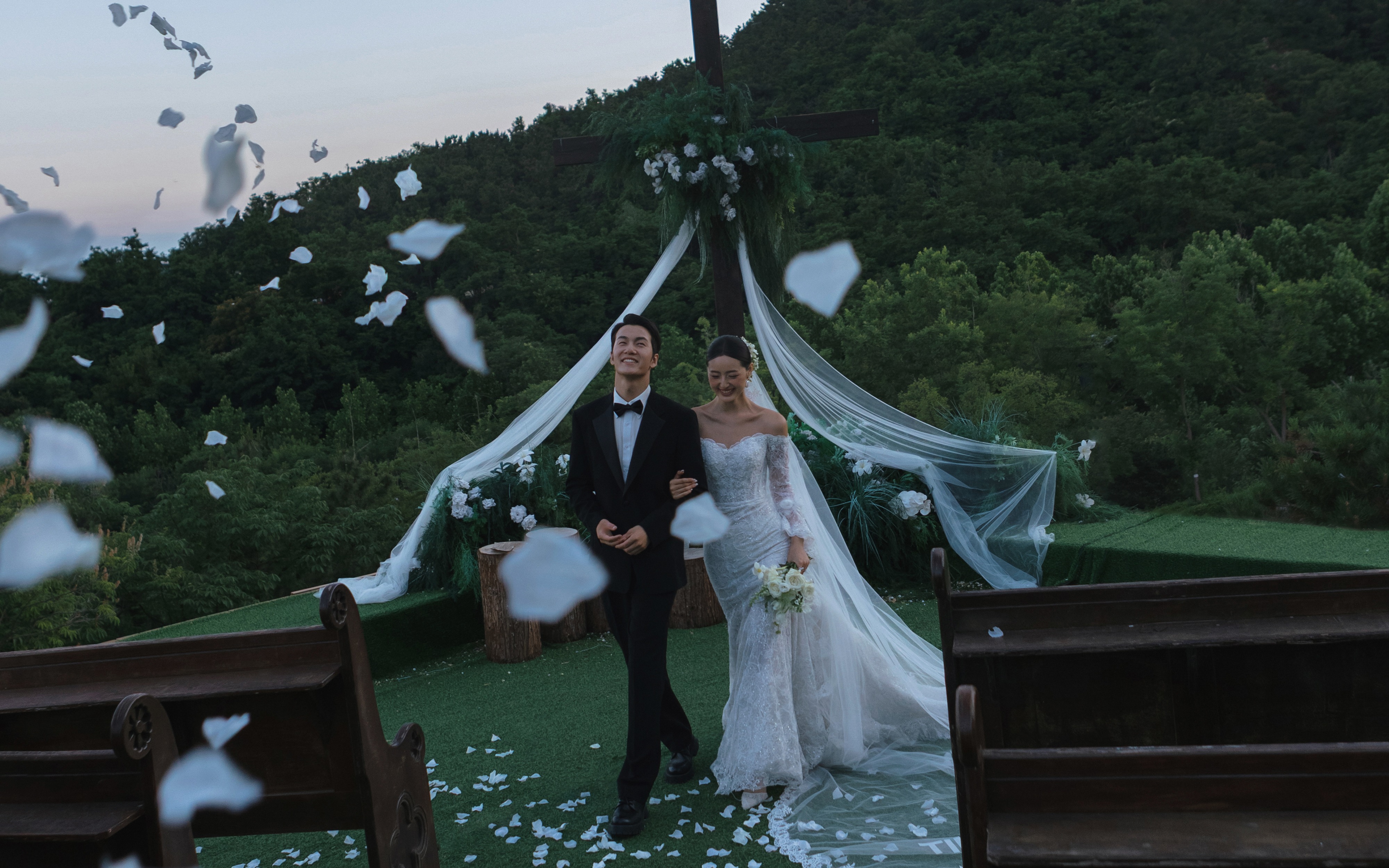 爱意与信仰同行：出片率💯的十字架婚纱照