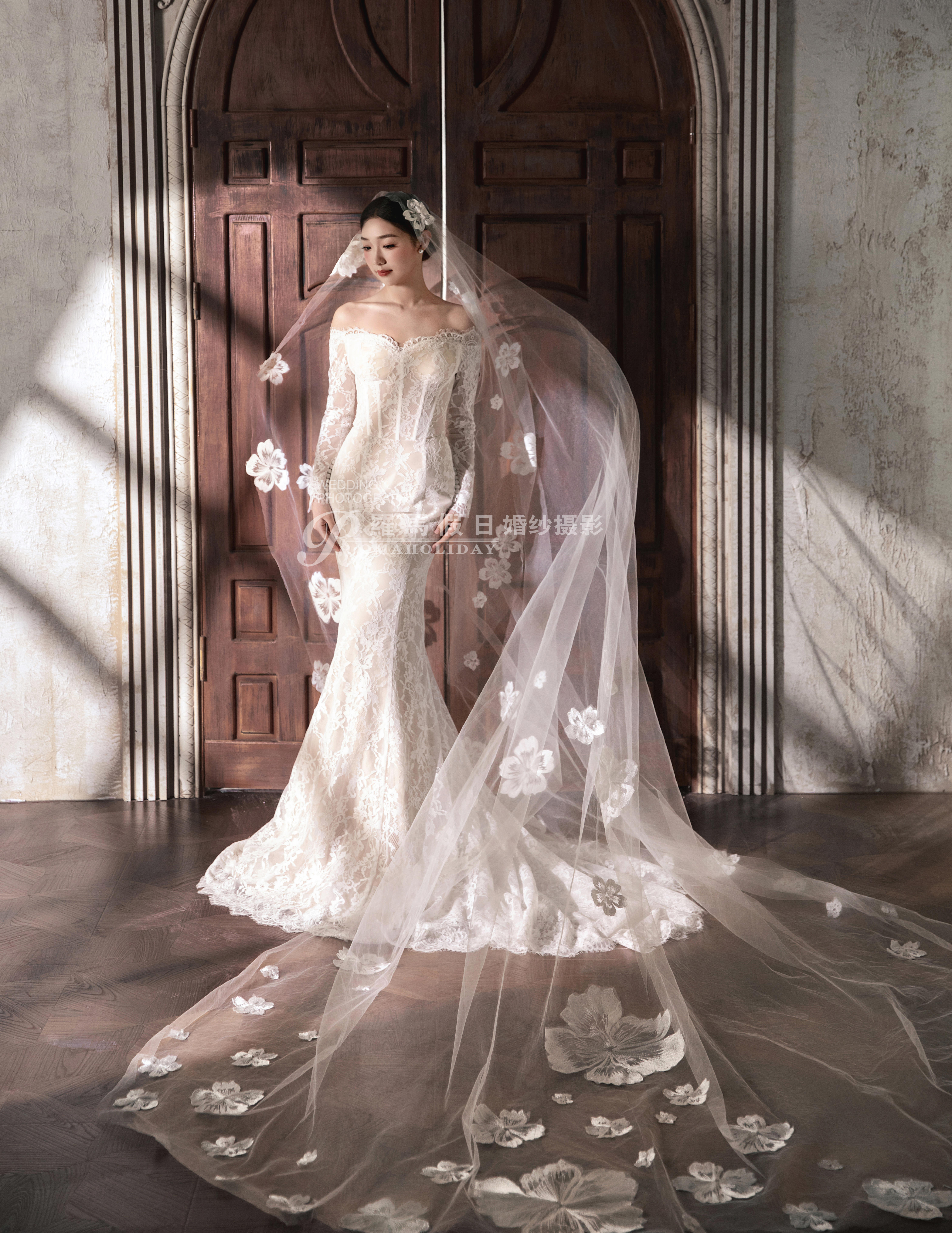 室内鱼尾风婚纱照