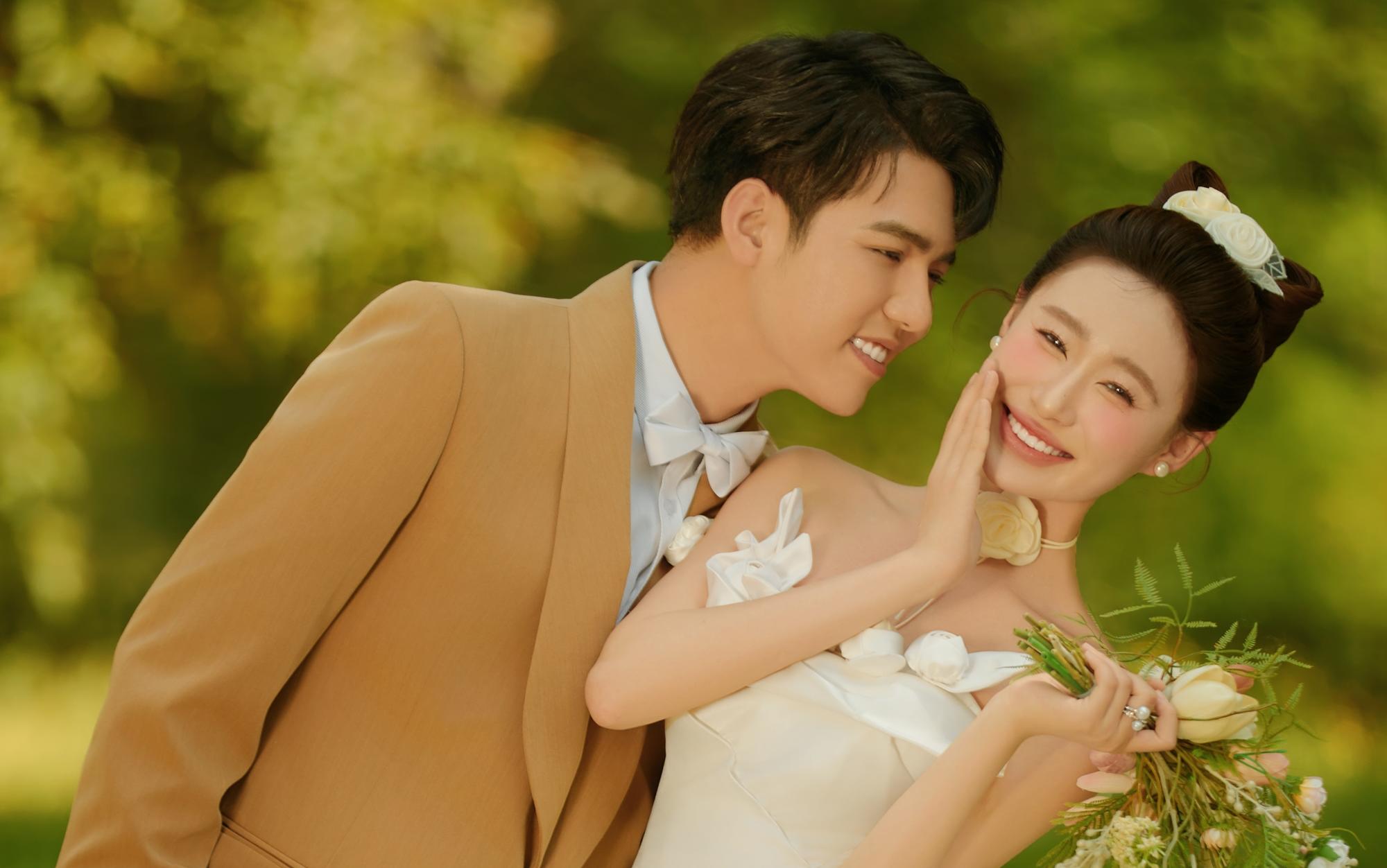 誰懂?。〗固巧餮b + 草坪，婚紗照甜到犯規(guī)