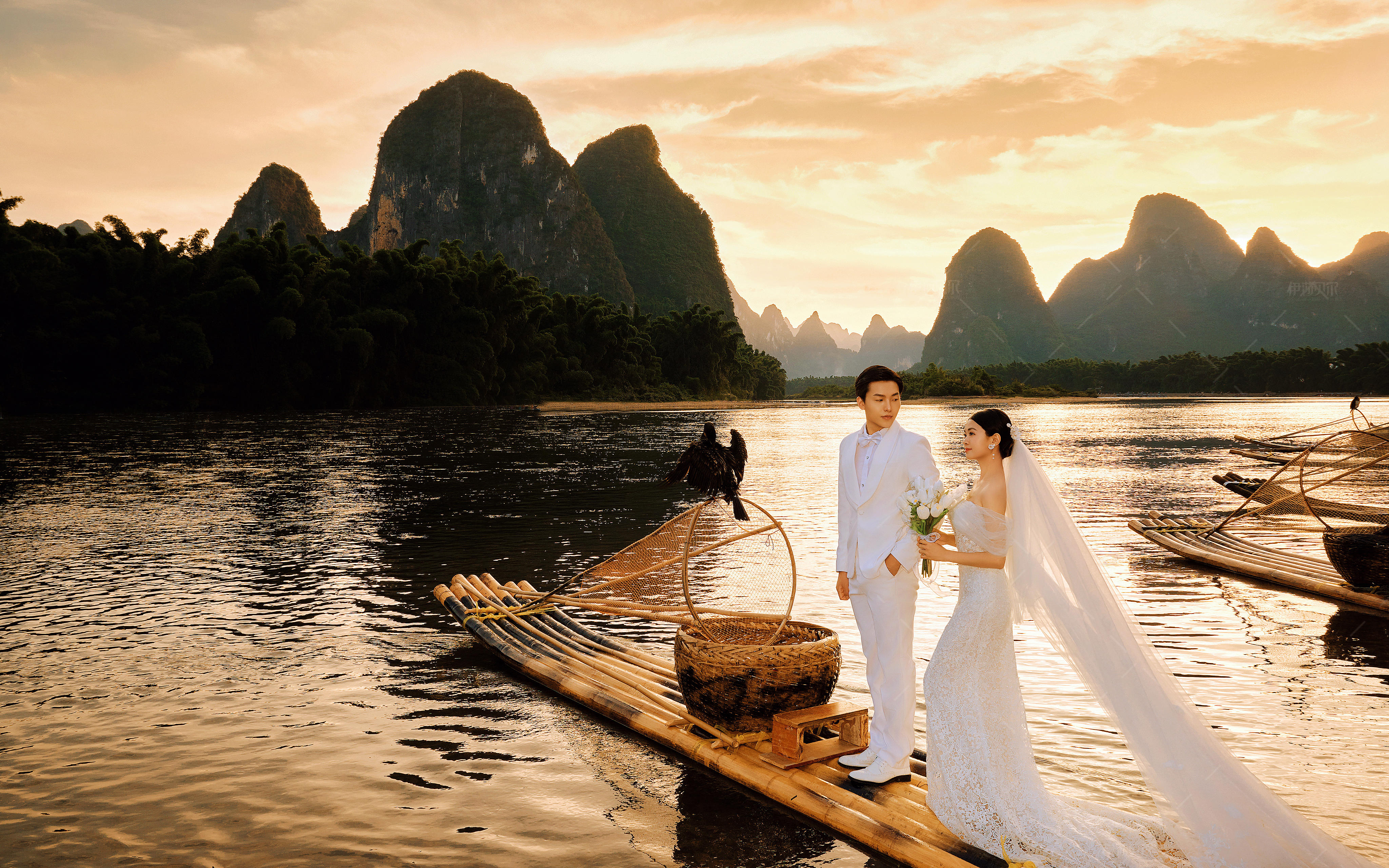 爱在日落黄昏时！旅拍婚纱照，夕阳下的山水浪漫