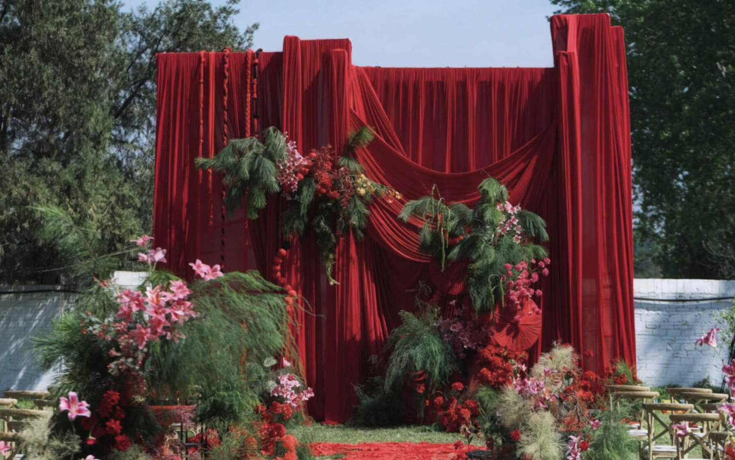 谁懂啊！把中式浪漫搬到户外，红绸花径直接美哭