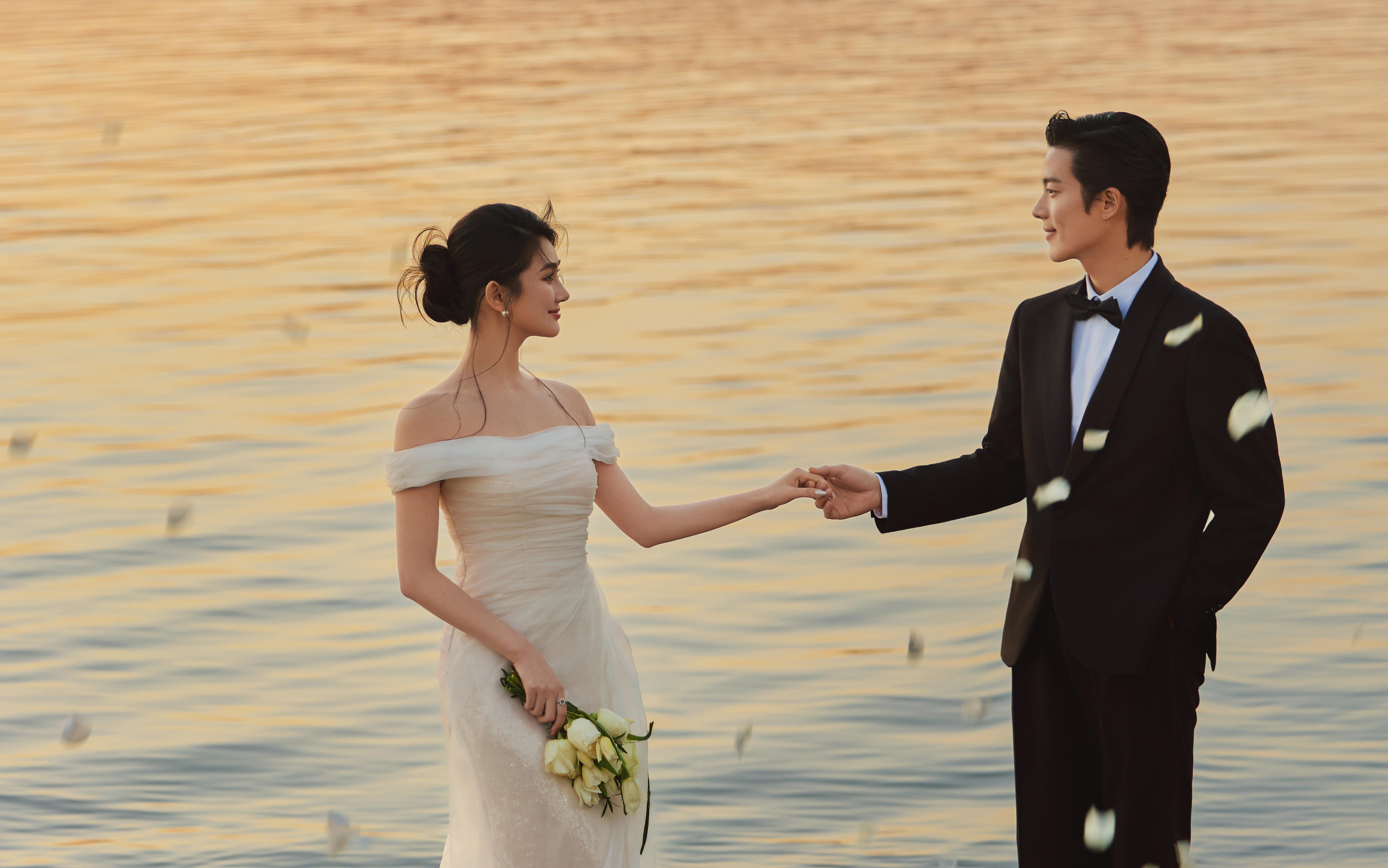 江景婚照｜相擁于暮色，讓每一束花火都鐫刻甜蜜誓言