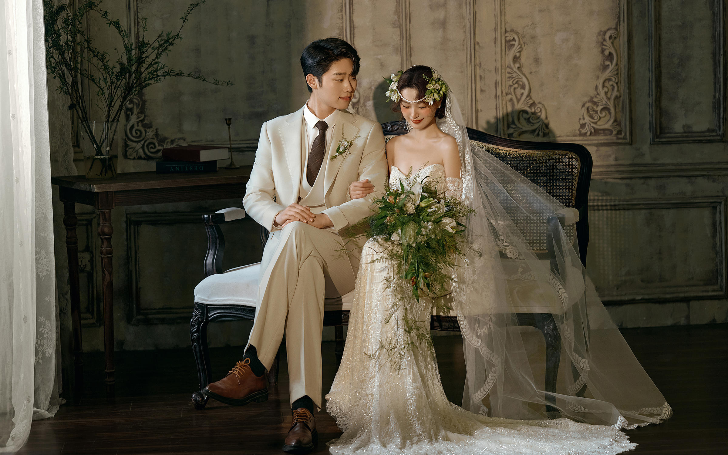 法式復(fù)古婚照｜花環(huán)白紗復(fù)古墻，定格優(yōu)雅浪漫瞬間