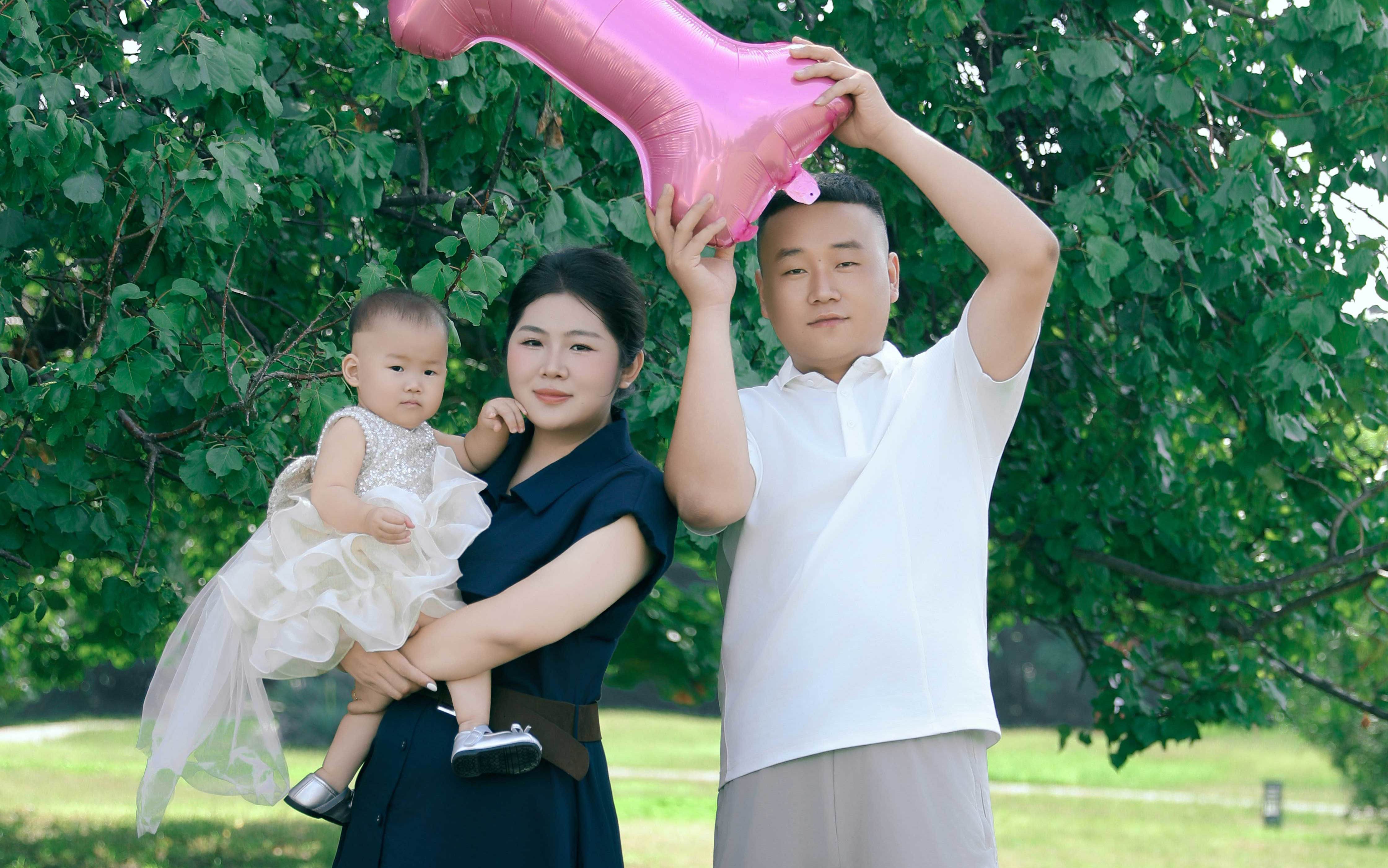 周岁跟拍-户外草坪+粉色气球，宝贝自然治愈瞬间