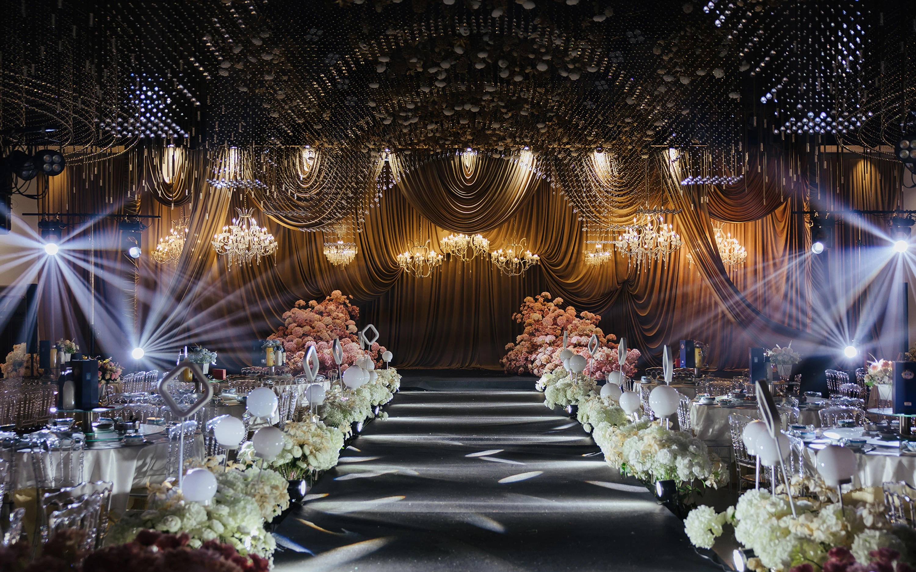 温润咖色布幔，简约耐看