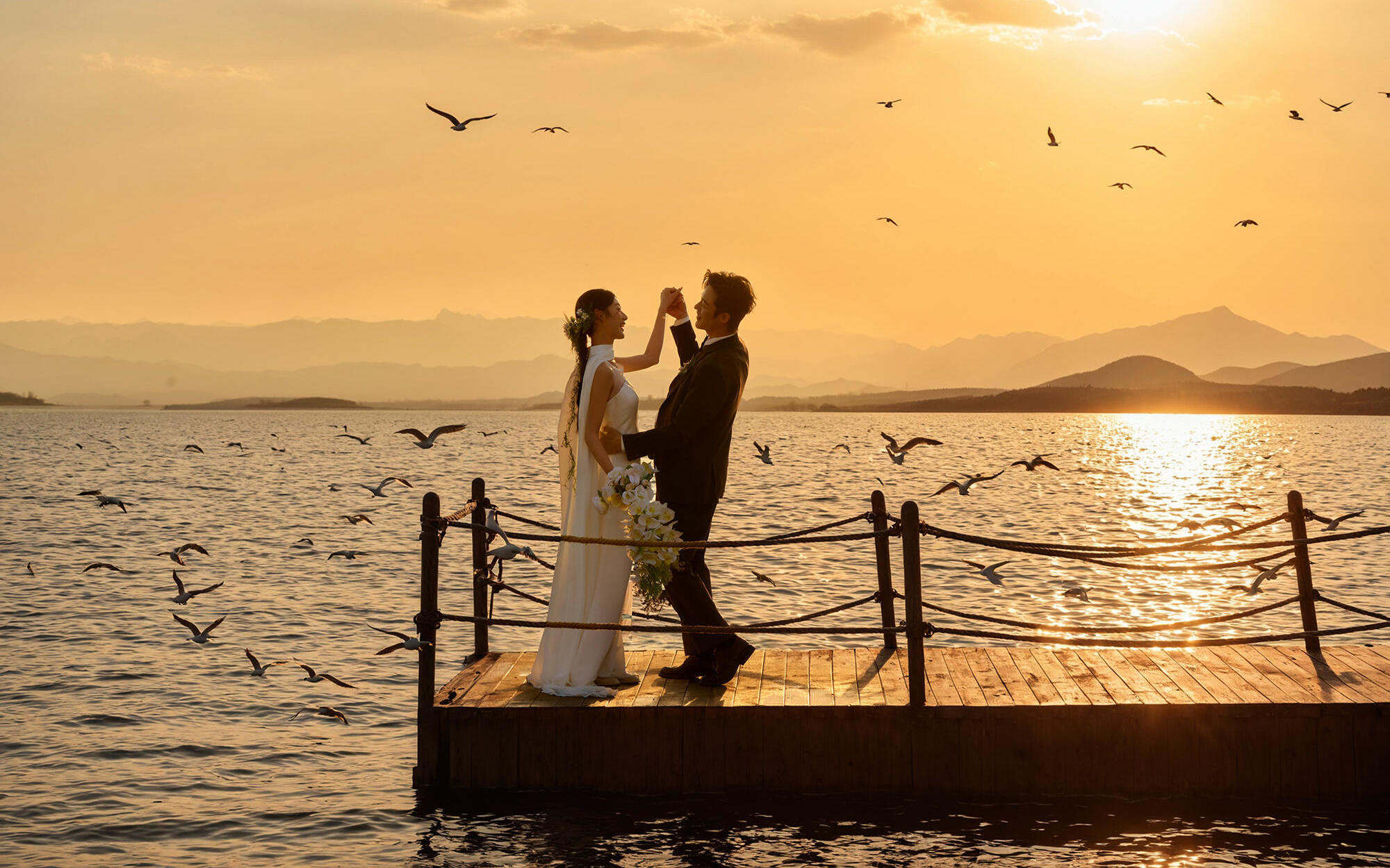 夕陽(yáng)婚紗照，奏響愛情的浪漫旋律