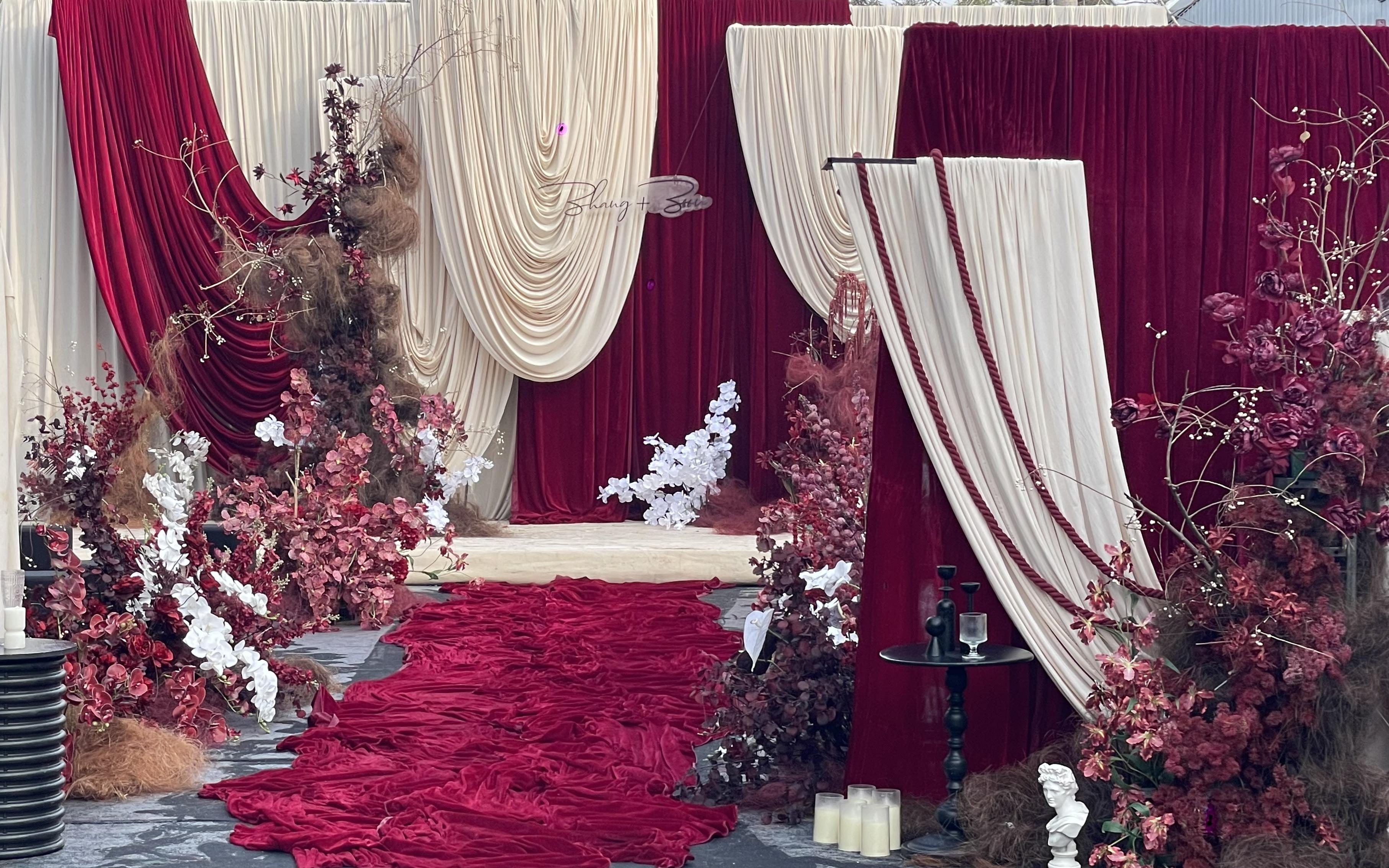 红与白交织的布幔