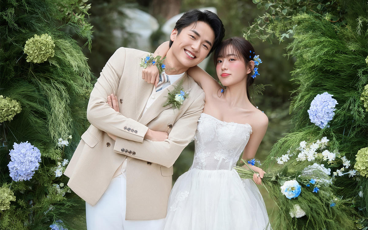 鮮花蝴蝶buff加持?戶外小清新婚紗可太美了