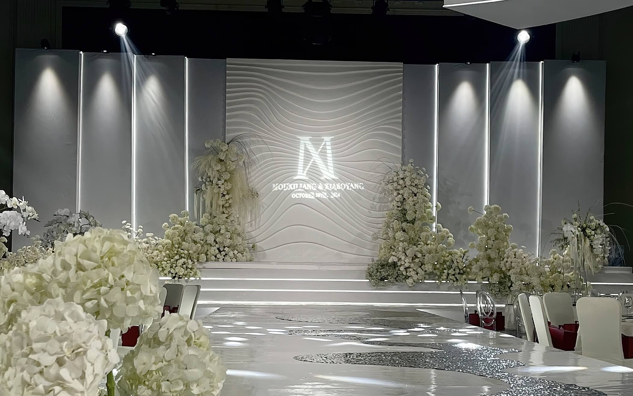 MEMO美慕|银白色高级秀场风婚礼