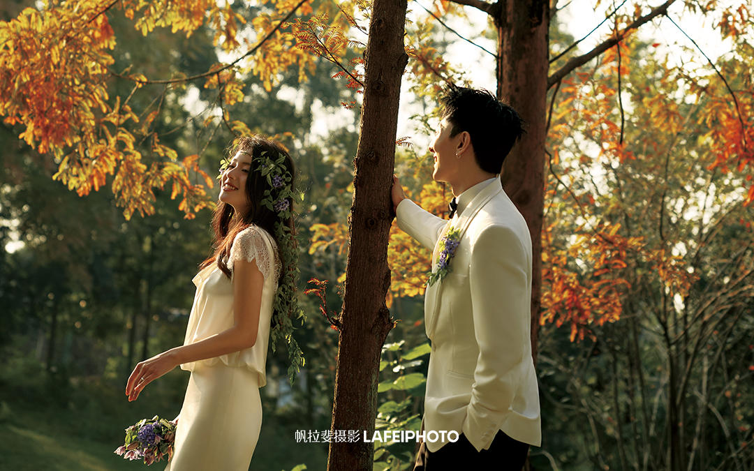 林間精靈與紳士?戶(hù)外草坪婚紗照的浪漫邂逅
