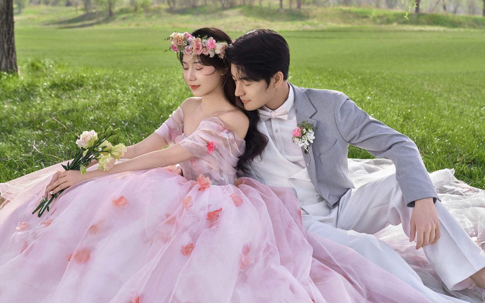 粉粉嫩嫩的草坪婚纱照～太甜啦🌸