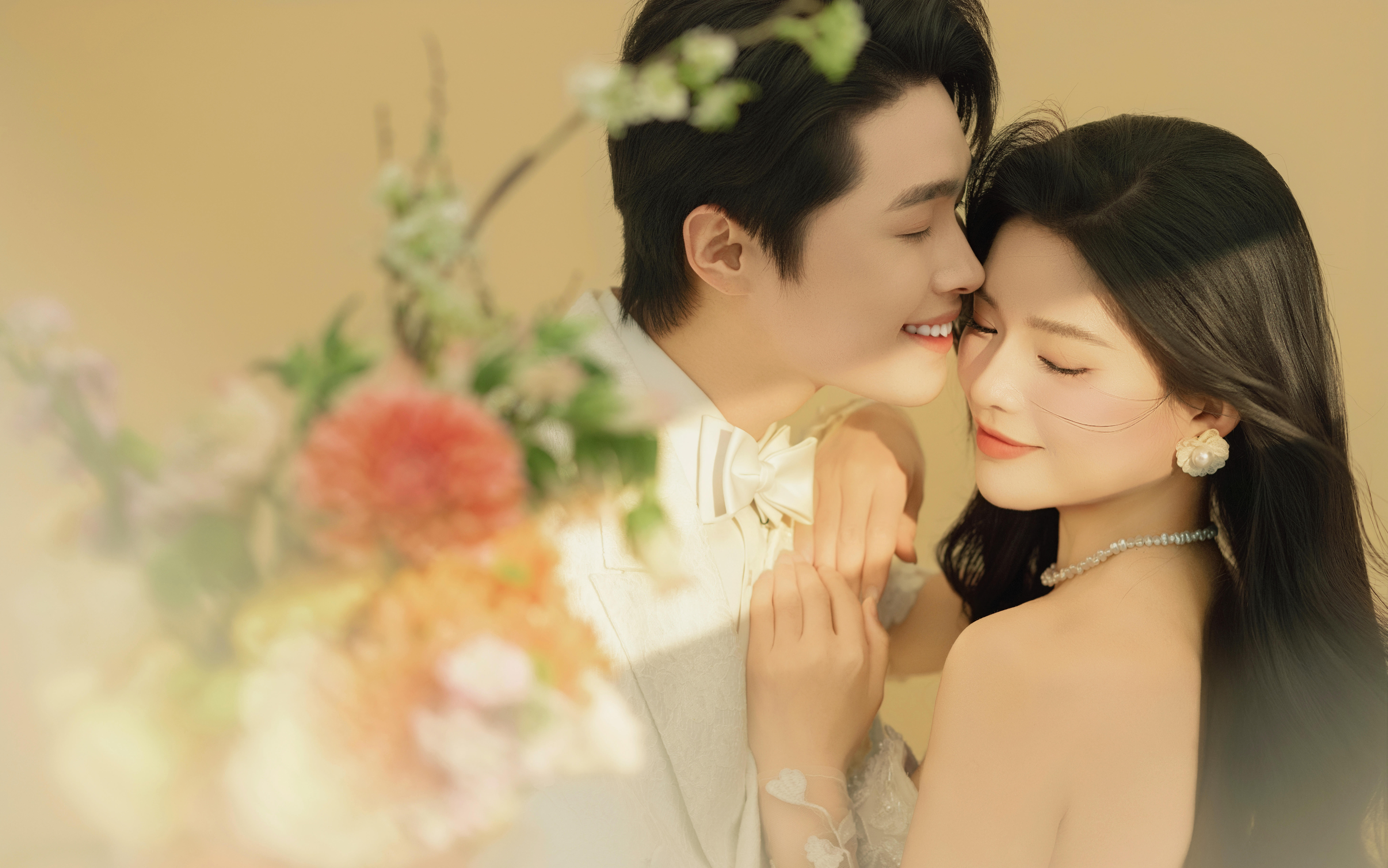 暖暖的室內(nèi)光影婚紗照