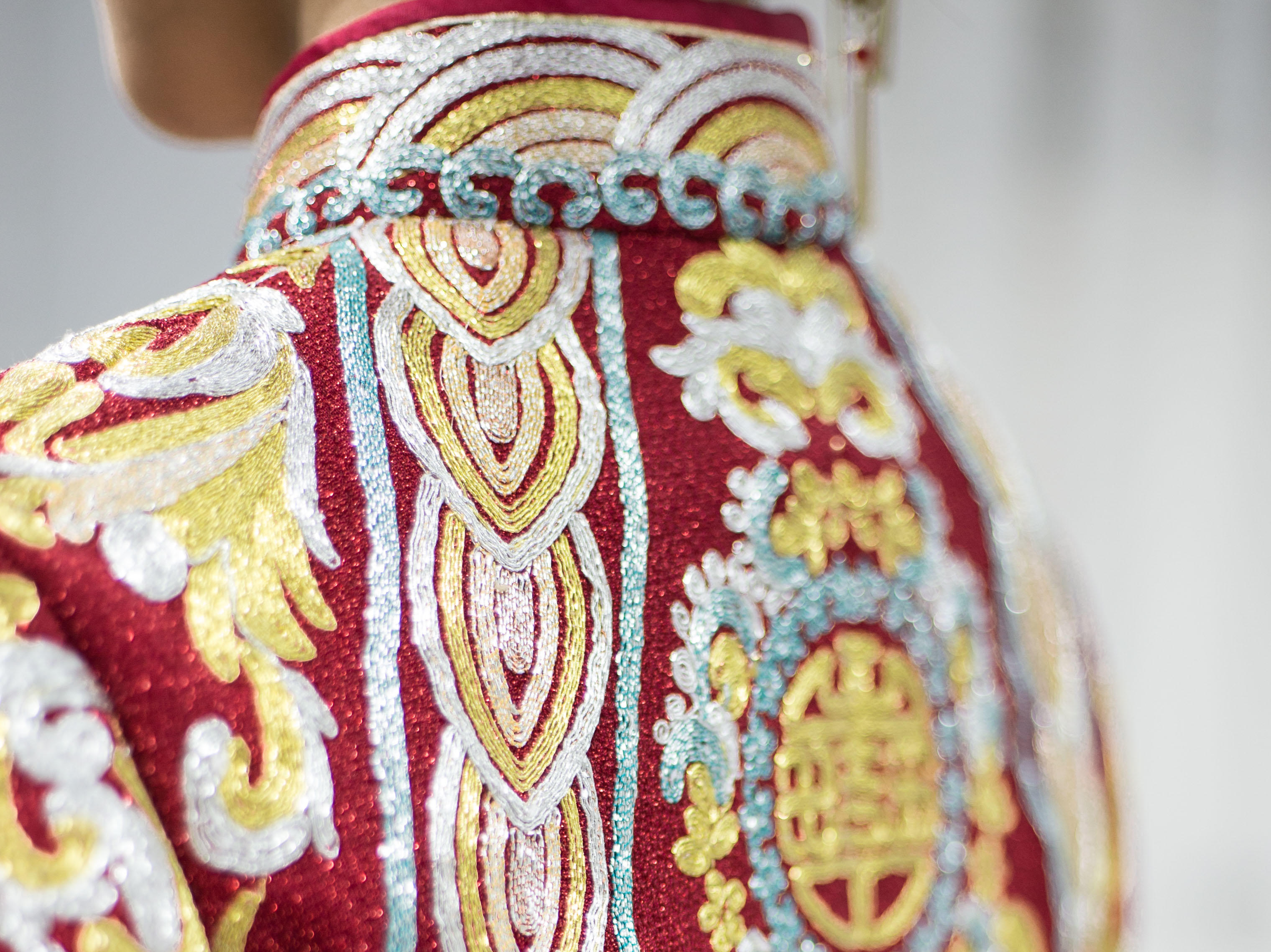 充满着蕾丝点缀的鱼尾婚纱，毫不刻意地展现身材。