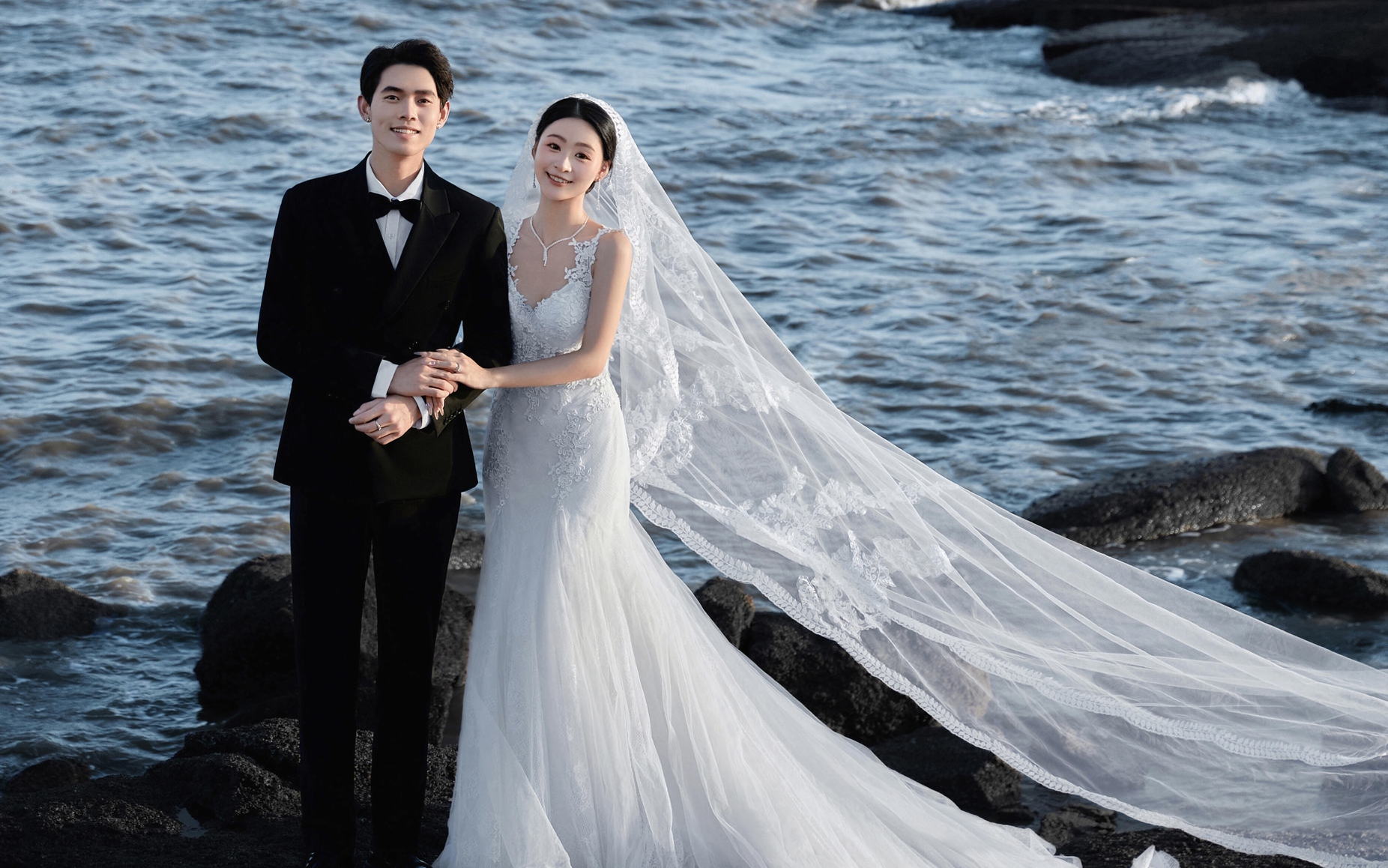 美神降臨｜黑礁石海邊氛圍感婚紗照