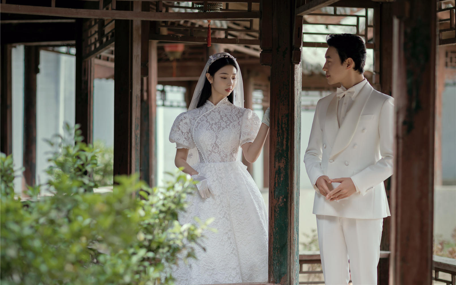 温婉大方的新中式游园婚纱照美翻了