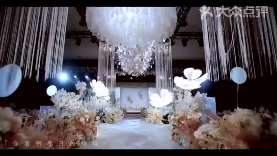 定制齐地婚纱+新娘早妆（提供饰品头纱等）