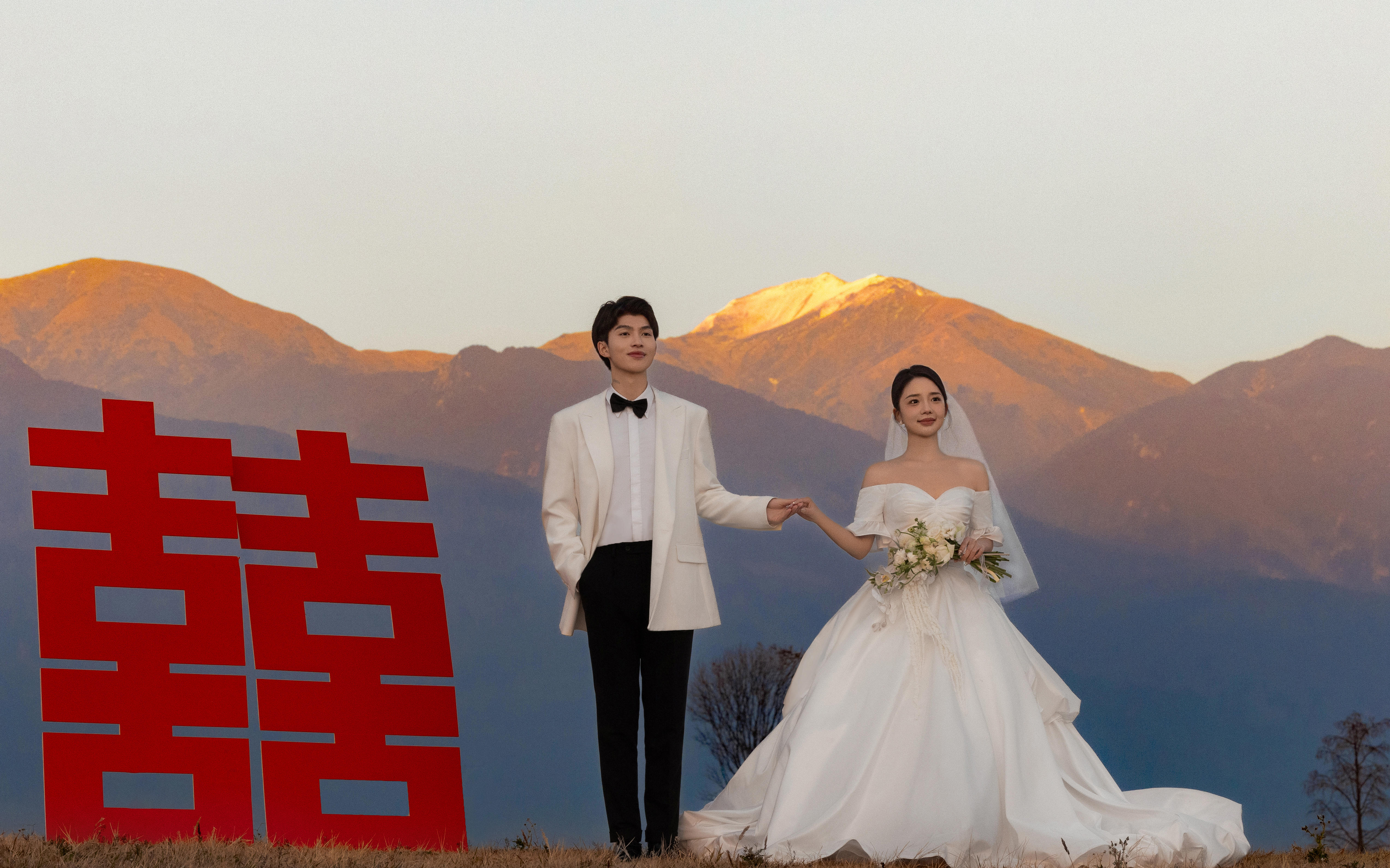 《新中式喜字婚纱照 | 日照金山下的浪漫仪式感》