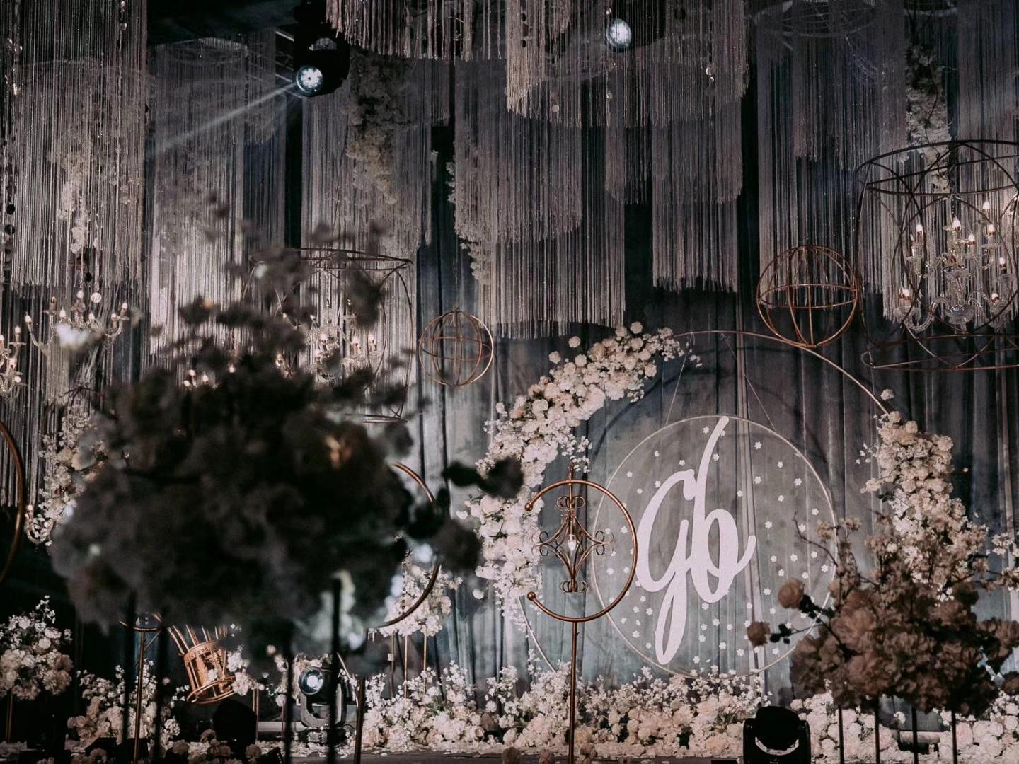 白金色系鲜花吊顶婚礼布置