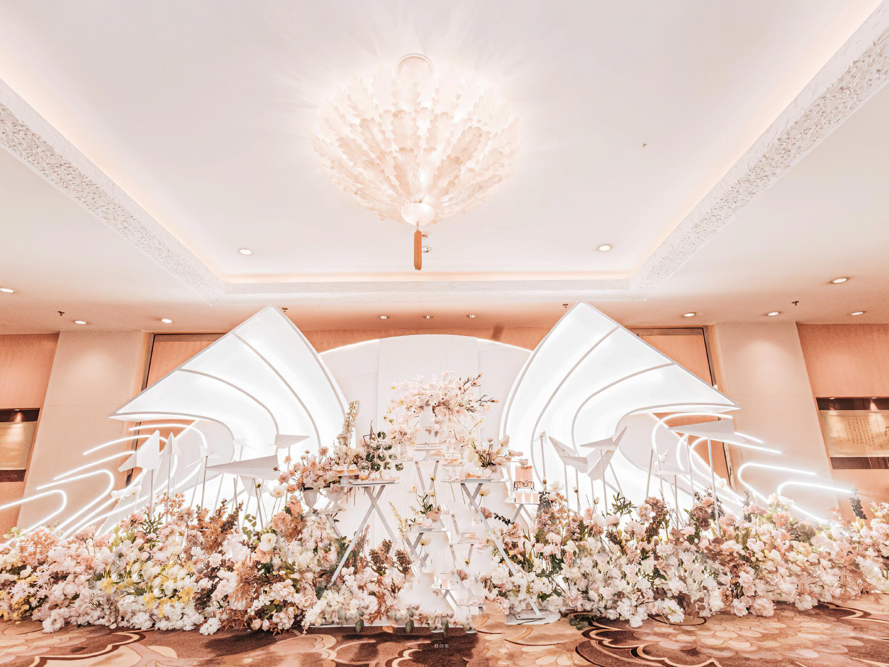 洛可可 |  香槟色室内大气梦幻婚礼